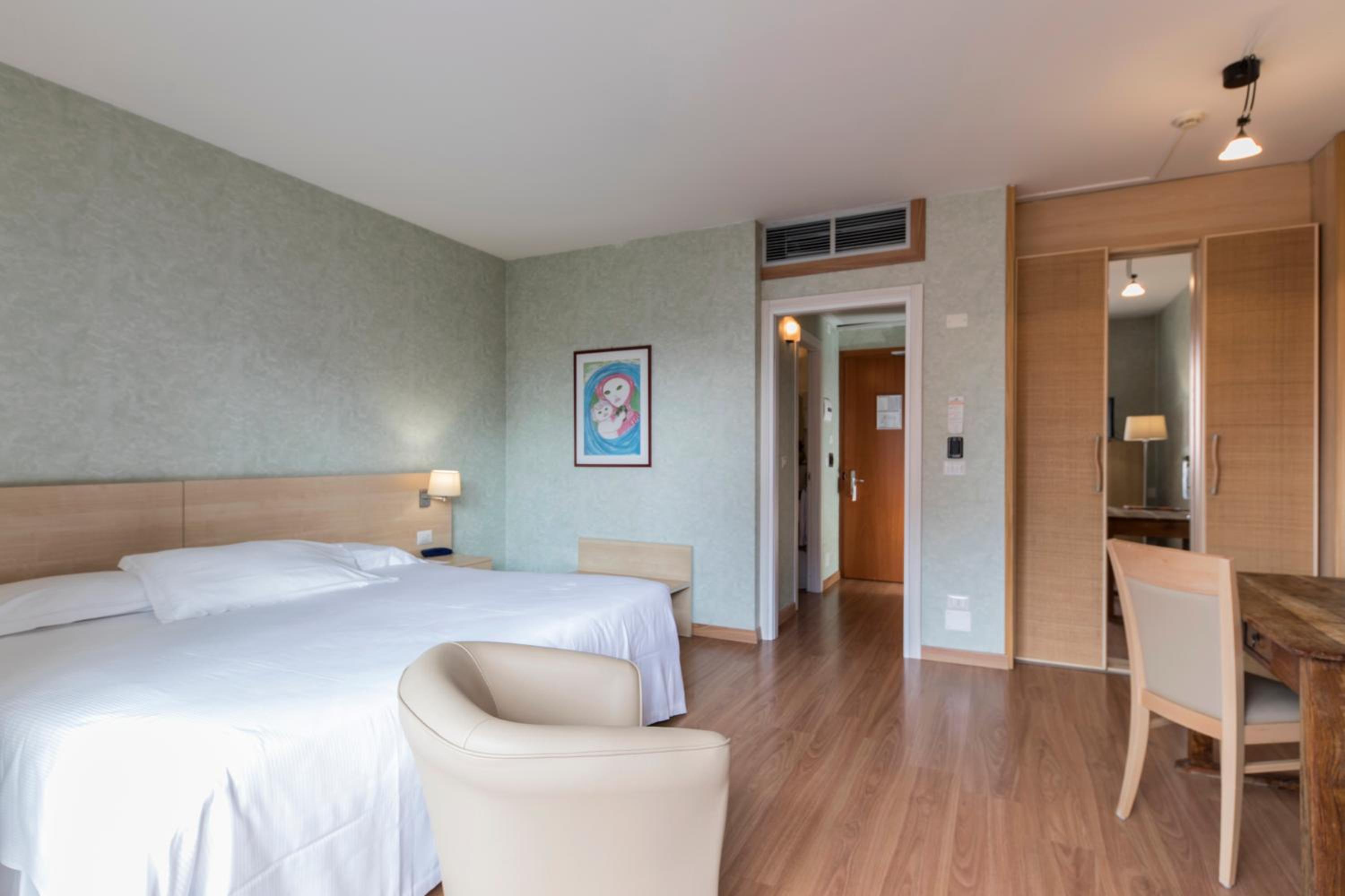 Standard Double Room - Photo 3
