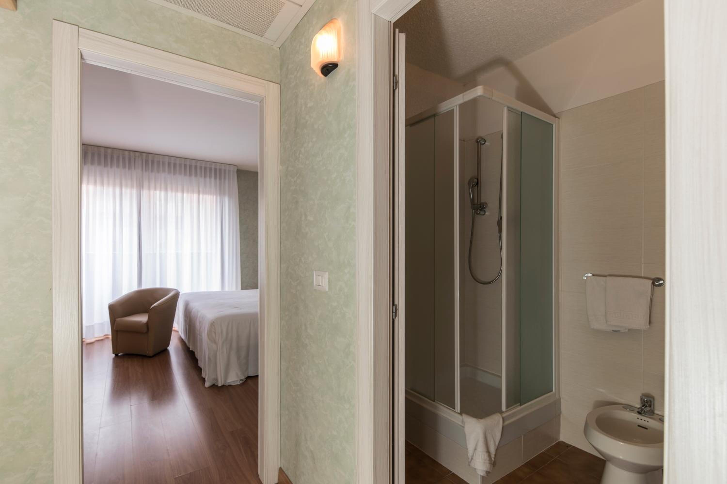 Standard Double Room - Photo 7