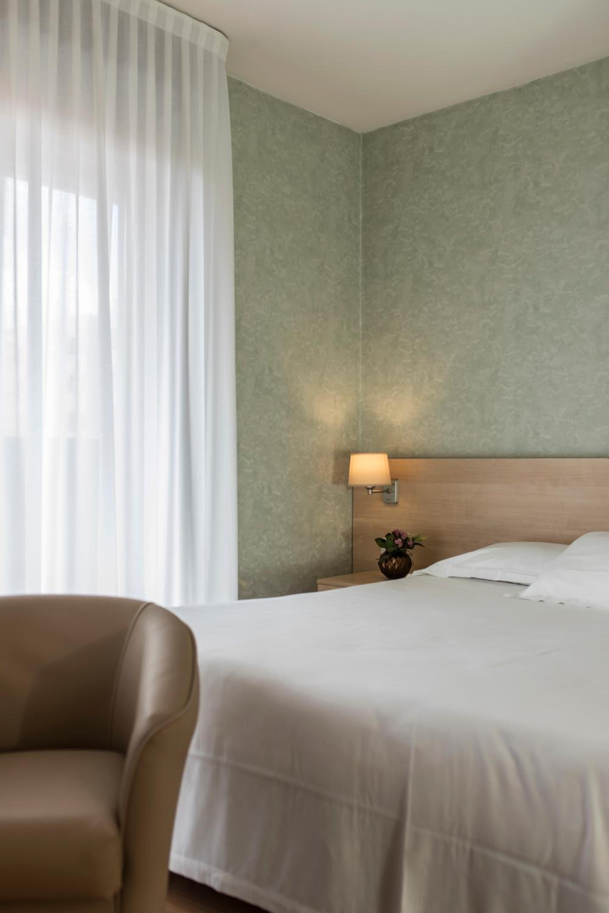 Standard Double Room - Photo 13