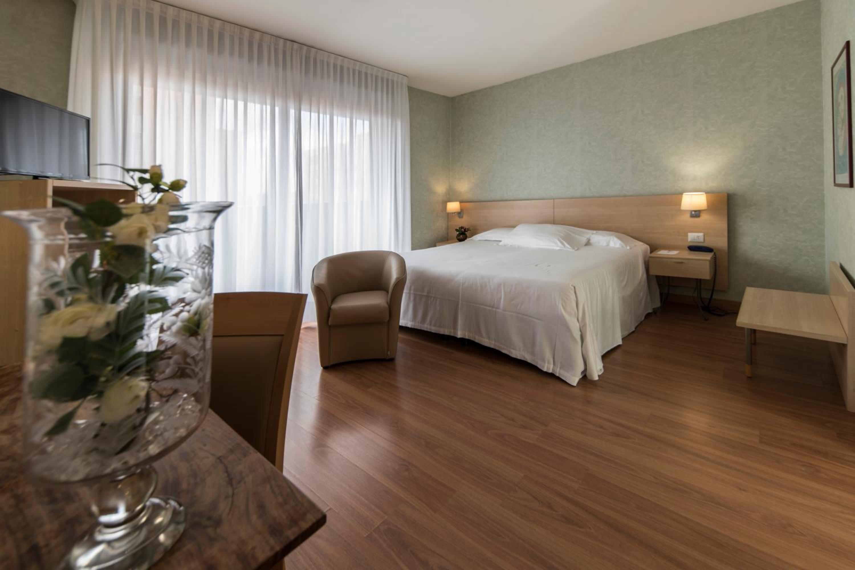 Standard Double Room - Photo 16