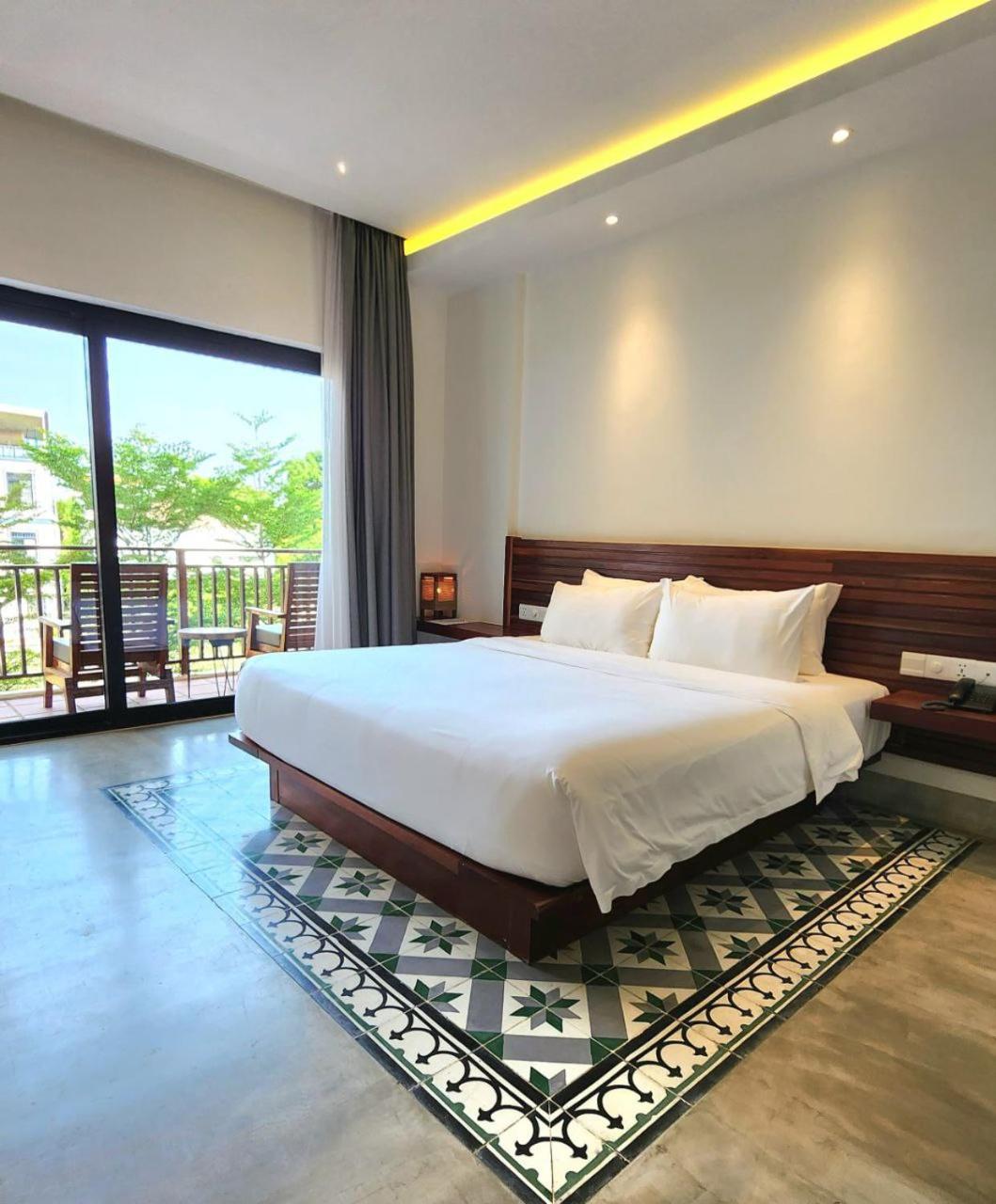 Deluxe Double with Balcony, Pool View - Photo 9