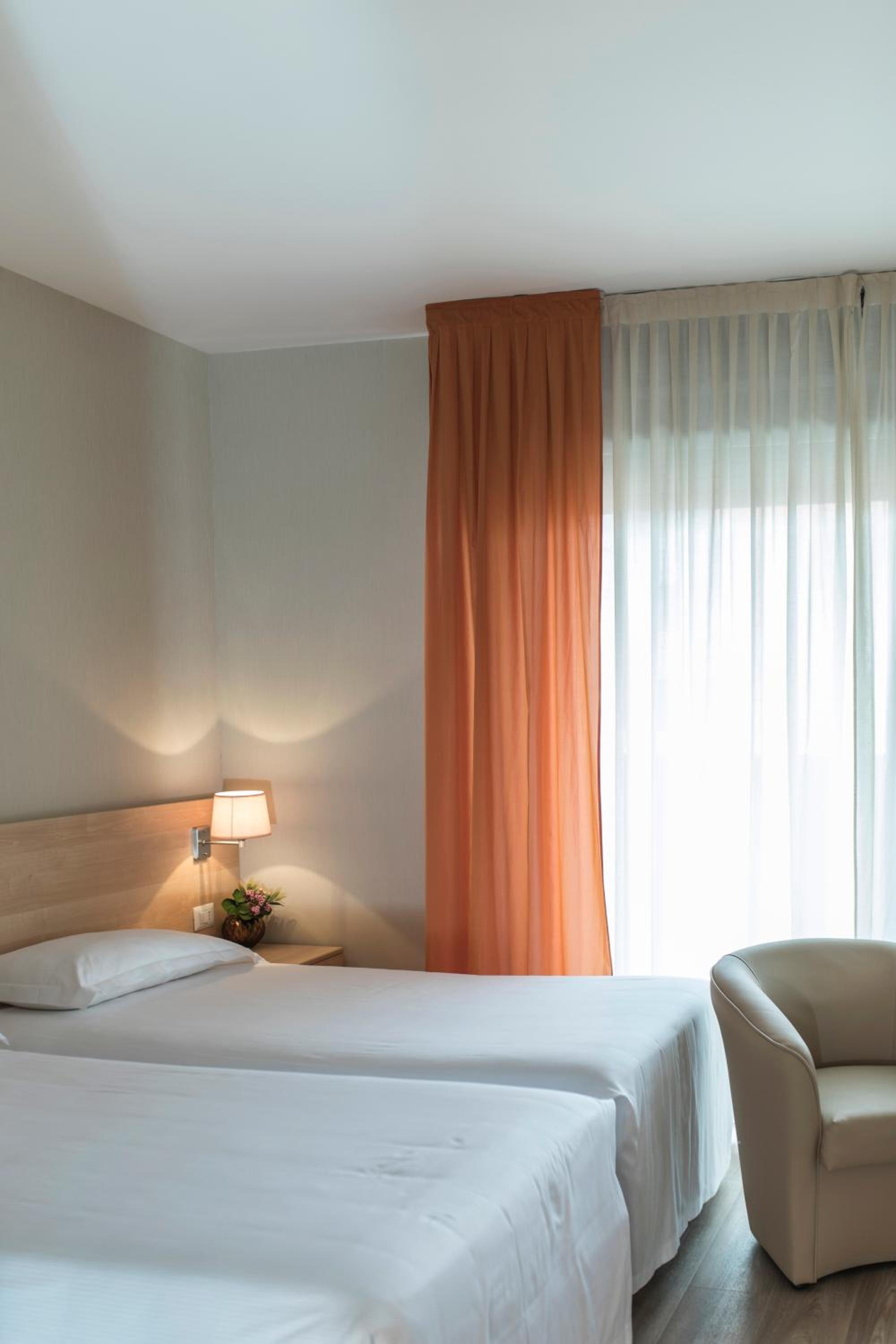 Standard Twin Room - Photo 1