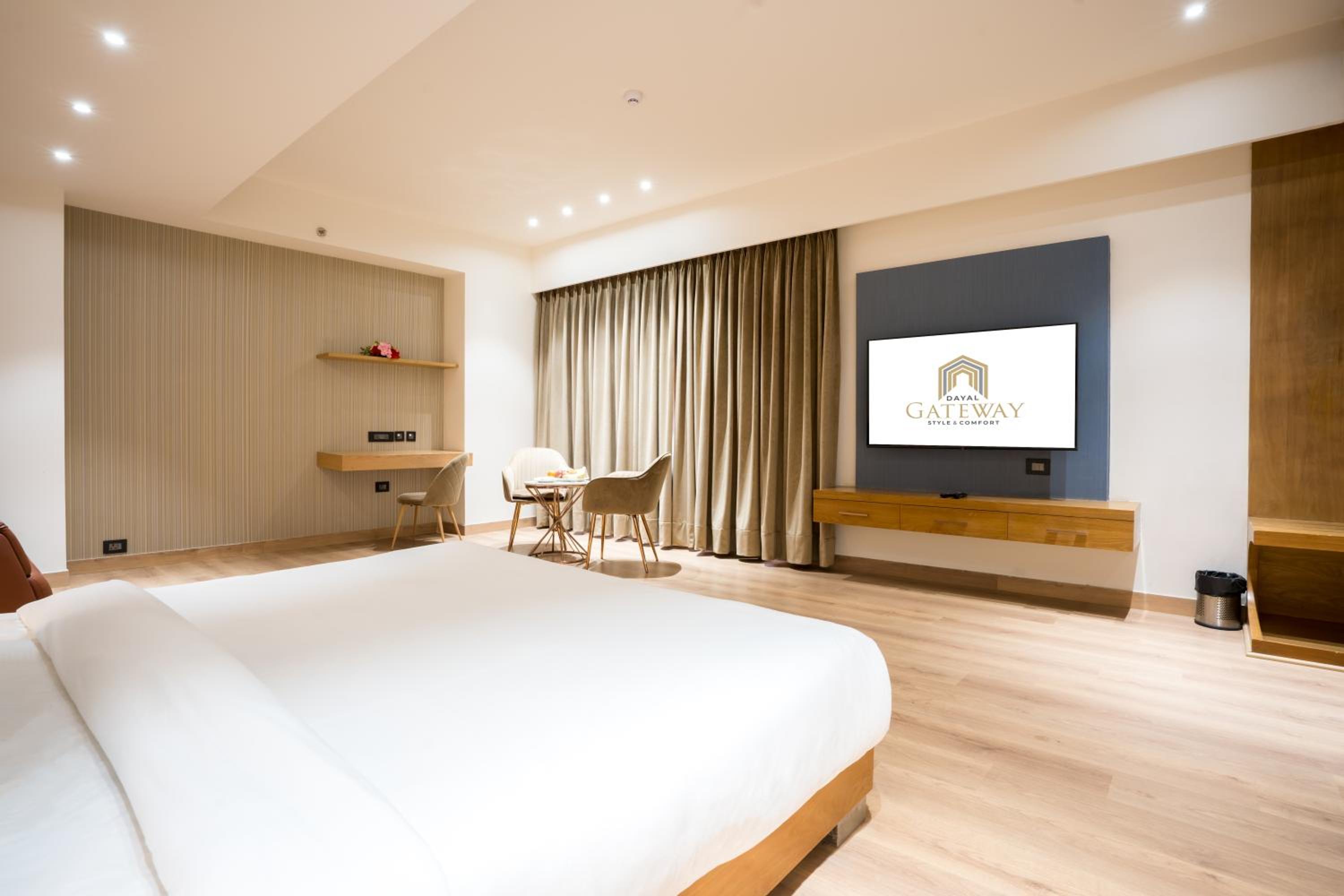 Deluxe King Room - Photo 5