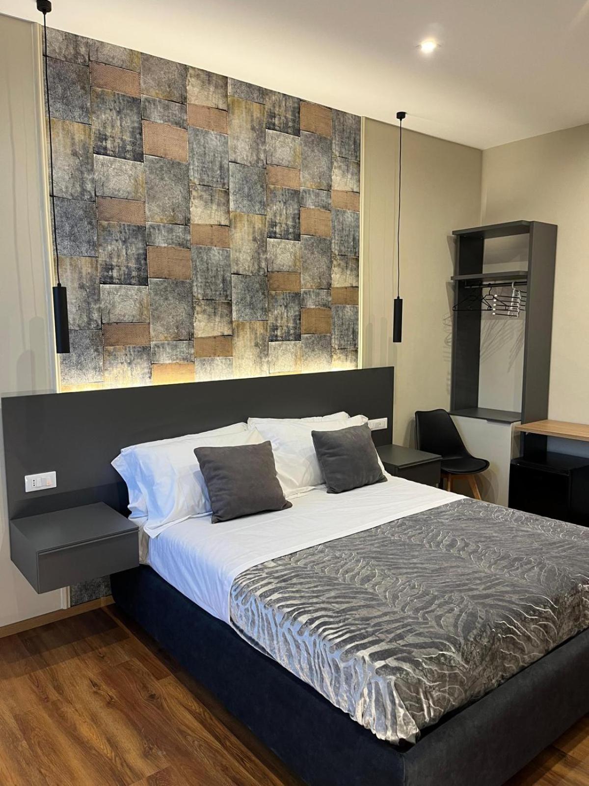 Deluxe Double Room with Shower - Photo 6