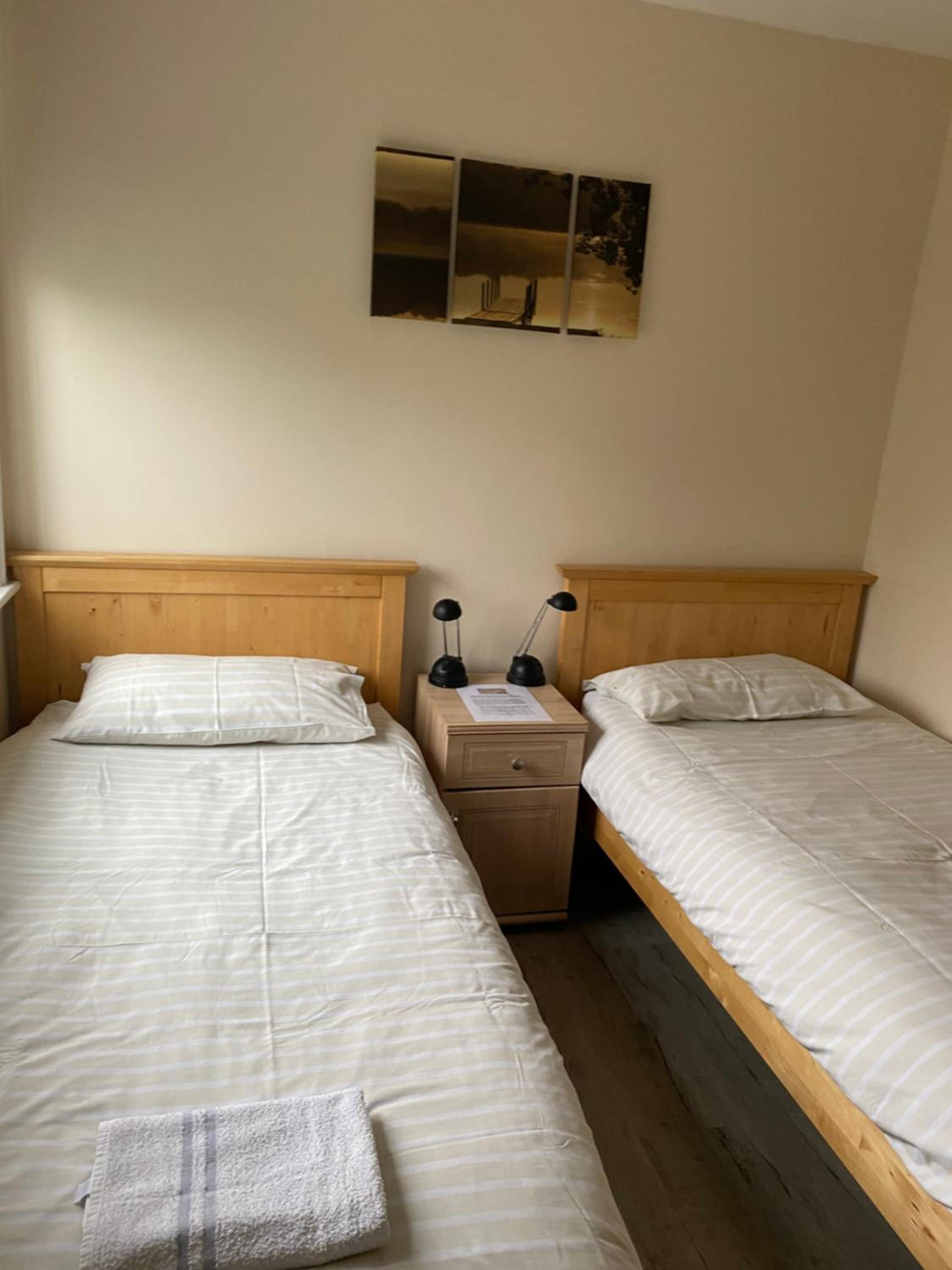 Twin Room with Private Bathroom - Photo 6