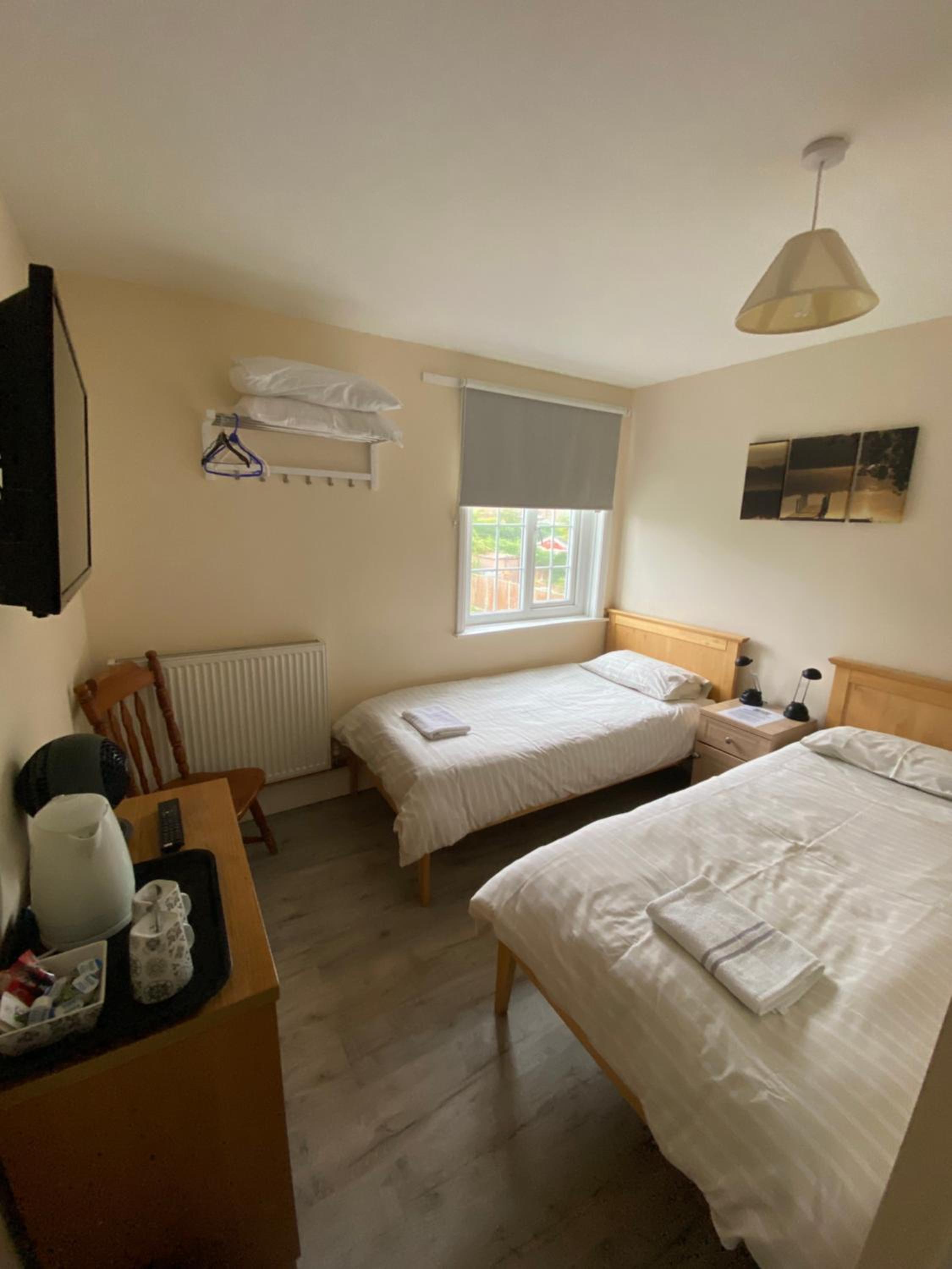 Twin Room with Private Bathroom - Photo 5