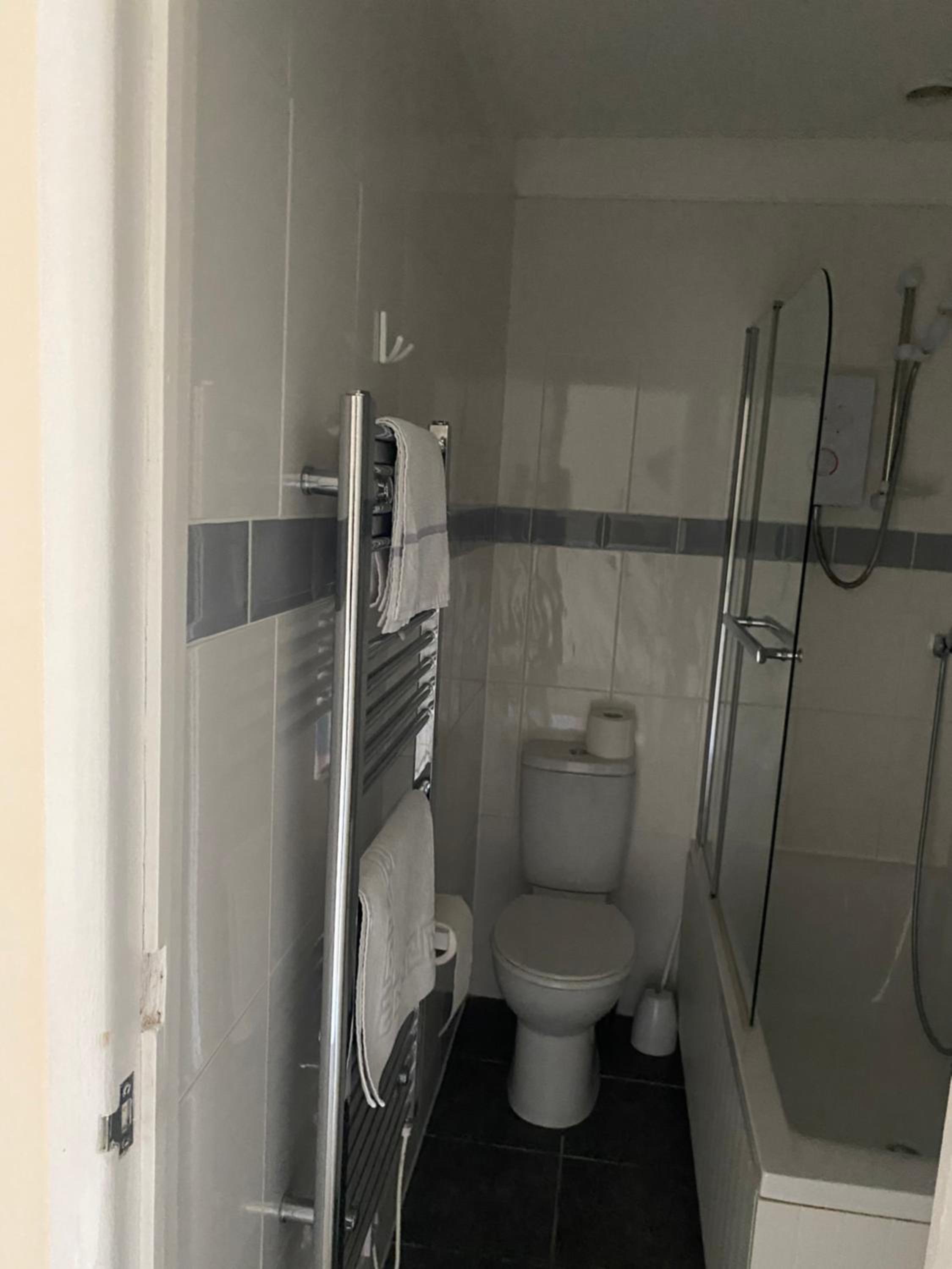 Twin Room with Private Bathroom - Photo 4