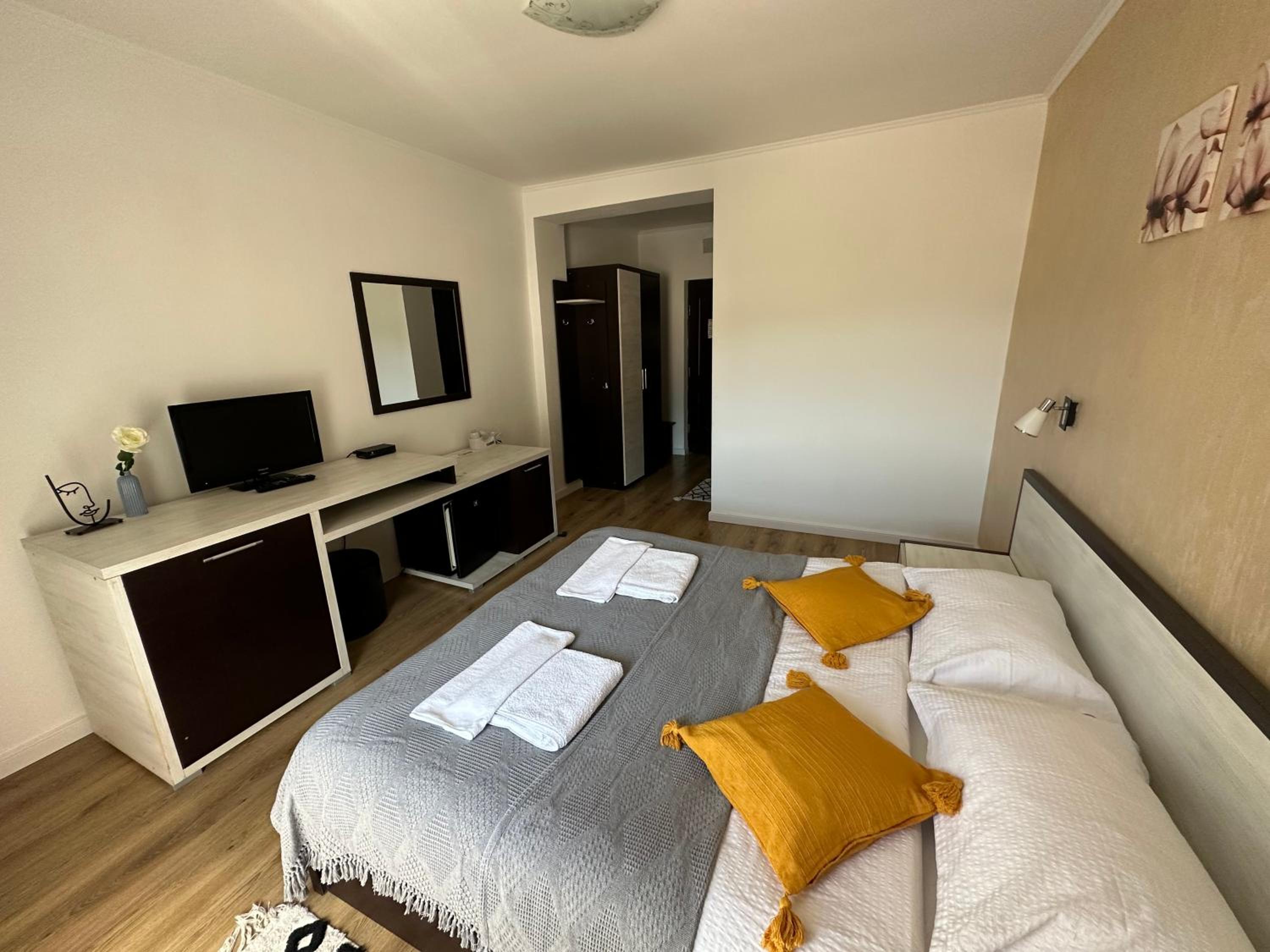 Double Room with Balcony - Photo 2