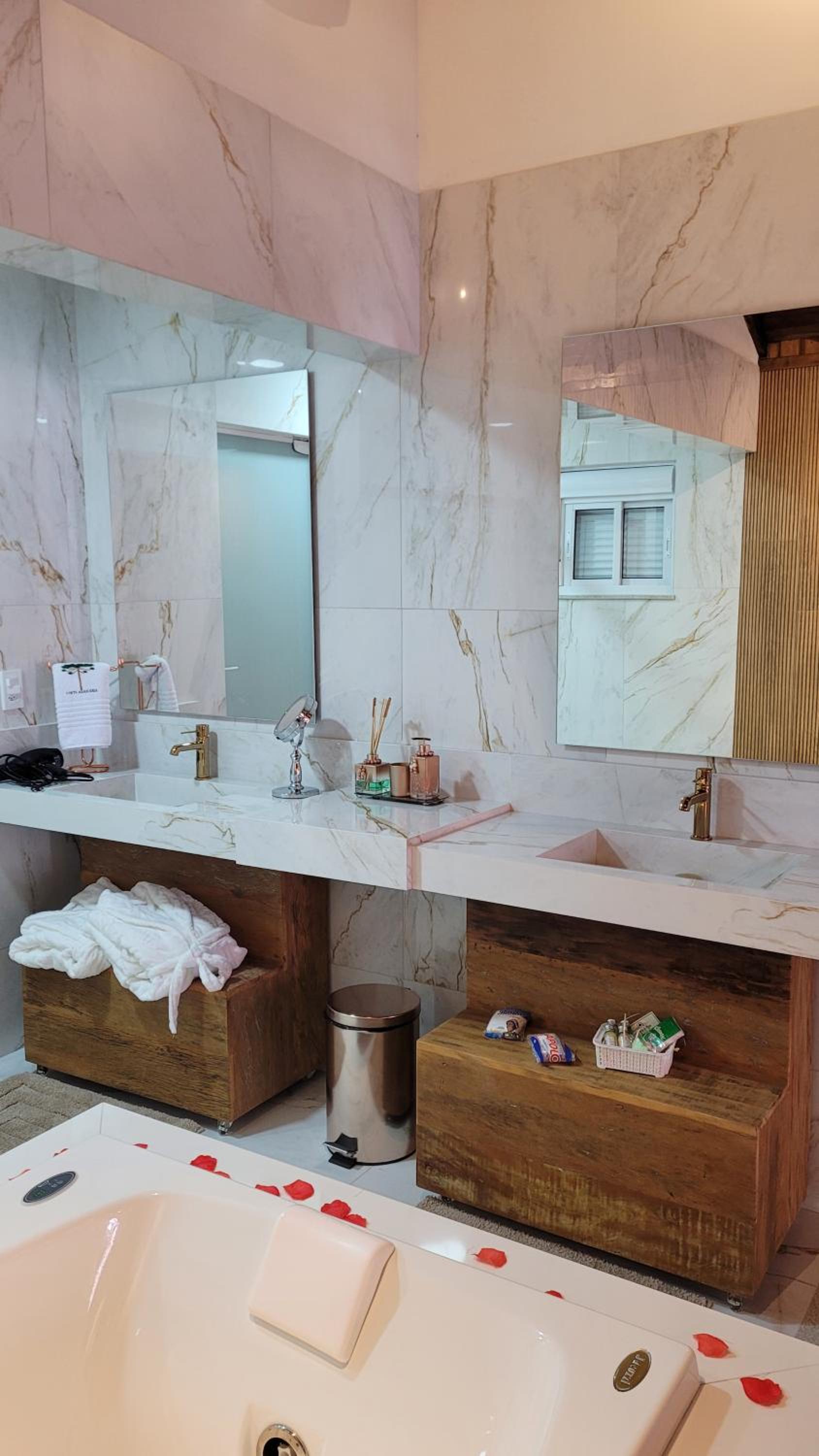 Deluxe Suite with Spa Bath photo 3