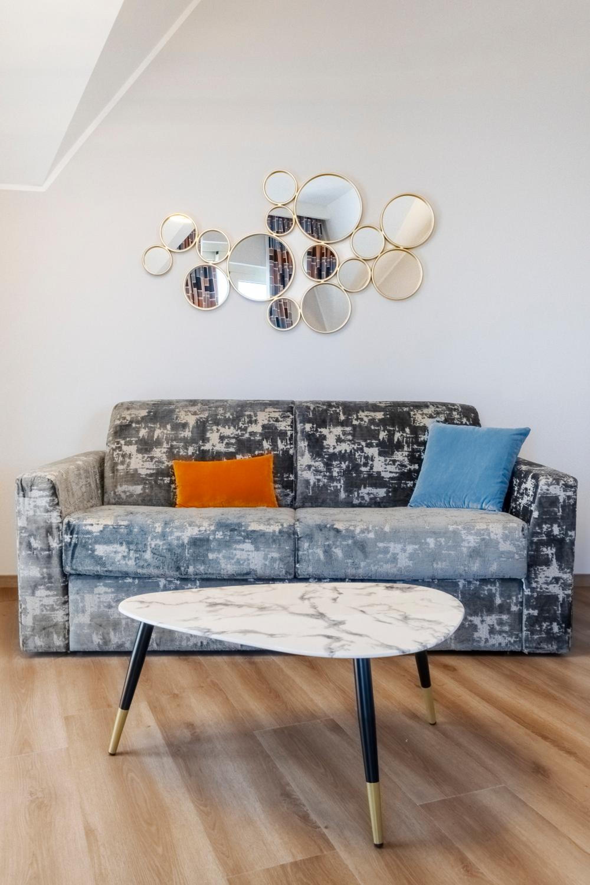 Large Deluxe Two-Bedroom Apartment with Lake View