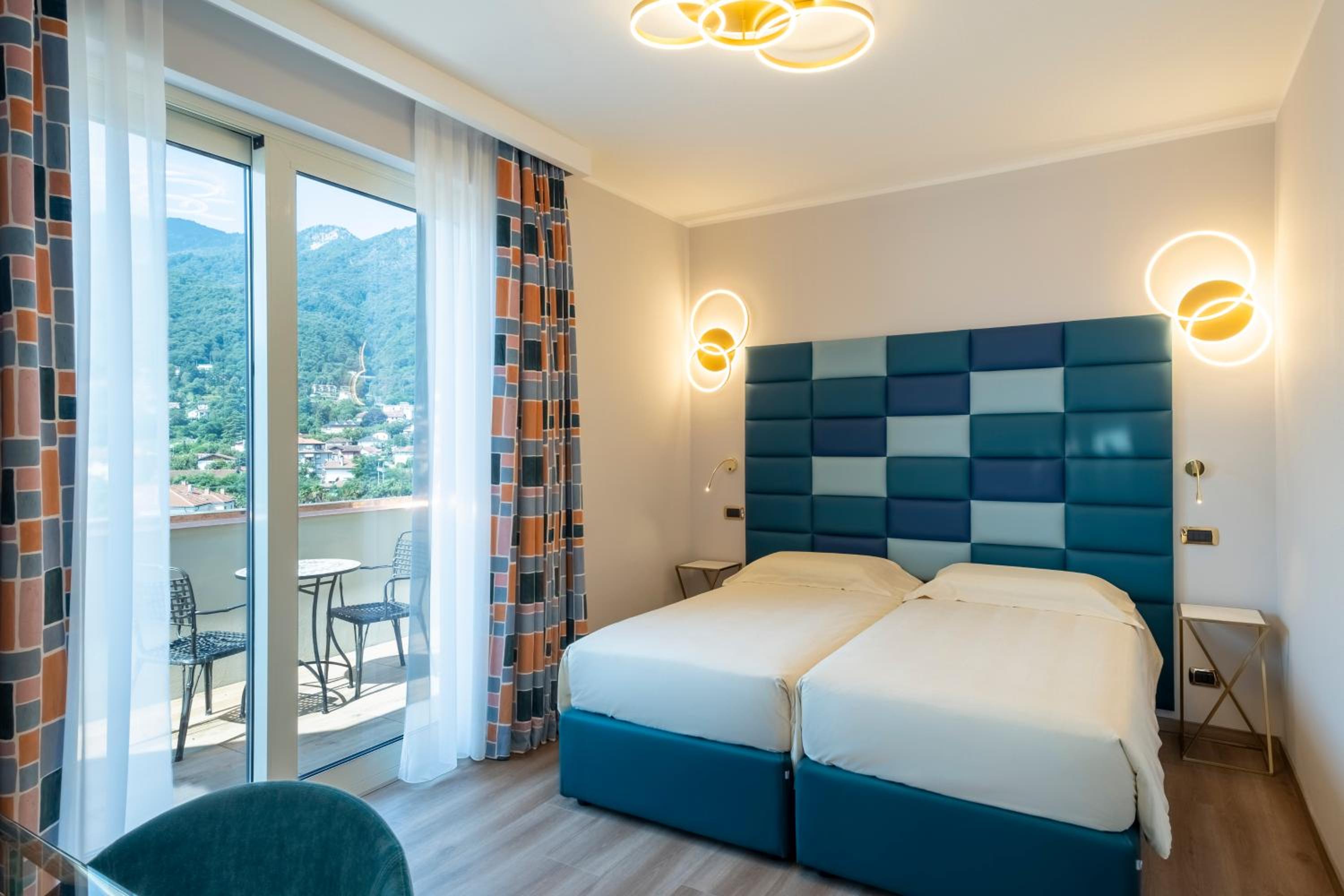 Large Deluxe Two-Bedroom Apartment with Lake View photo 2