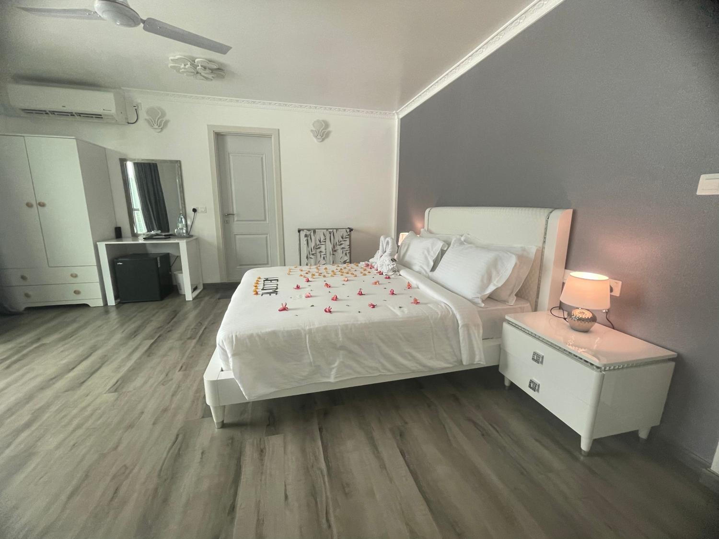 Deluxe King Room photo 2