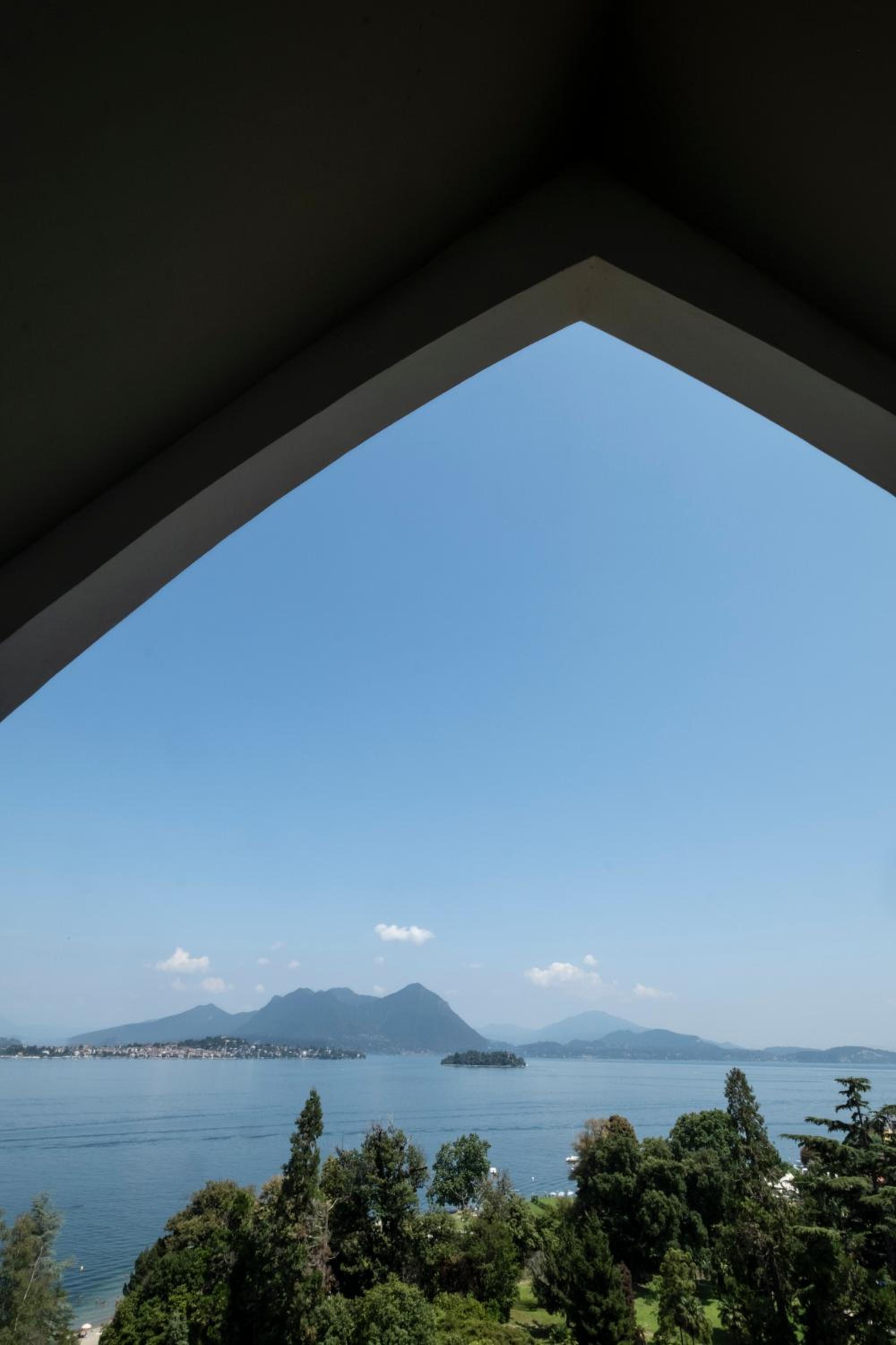 Large Deluxe Two-Bedroom Apartment with Lake View photo 3