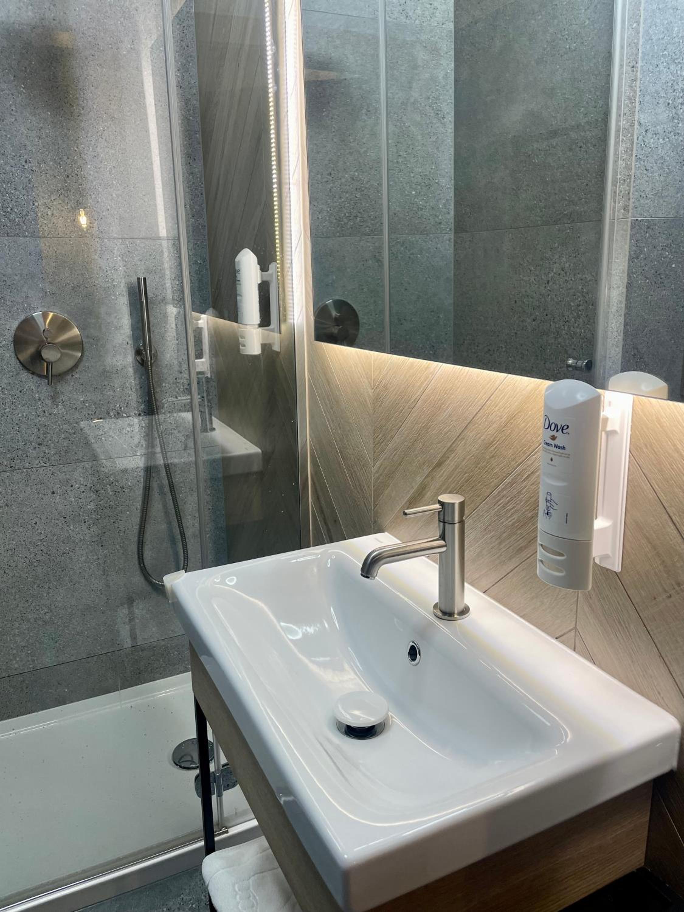 Deluxe Double Room with Balcony - Photo 2