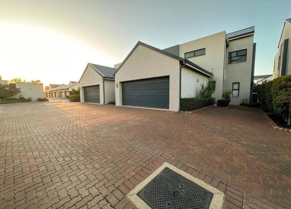 Three-Bedroom House photo 3