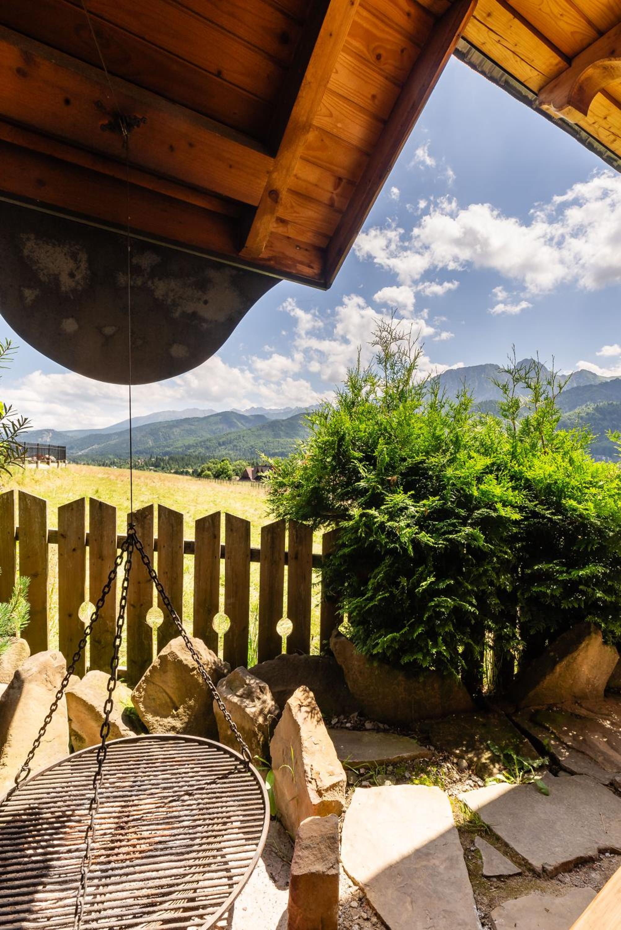 Two-Bedroom Apartment with Mountain View photo 3