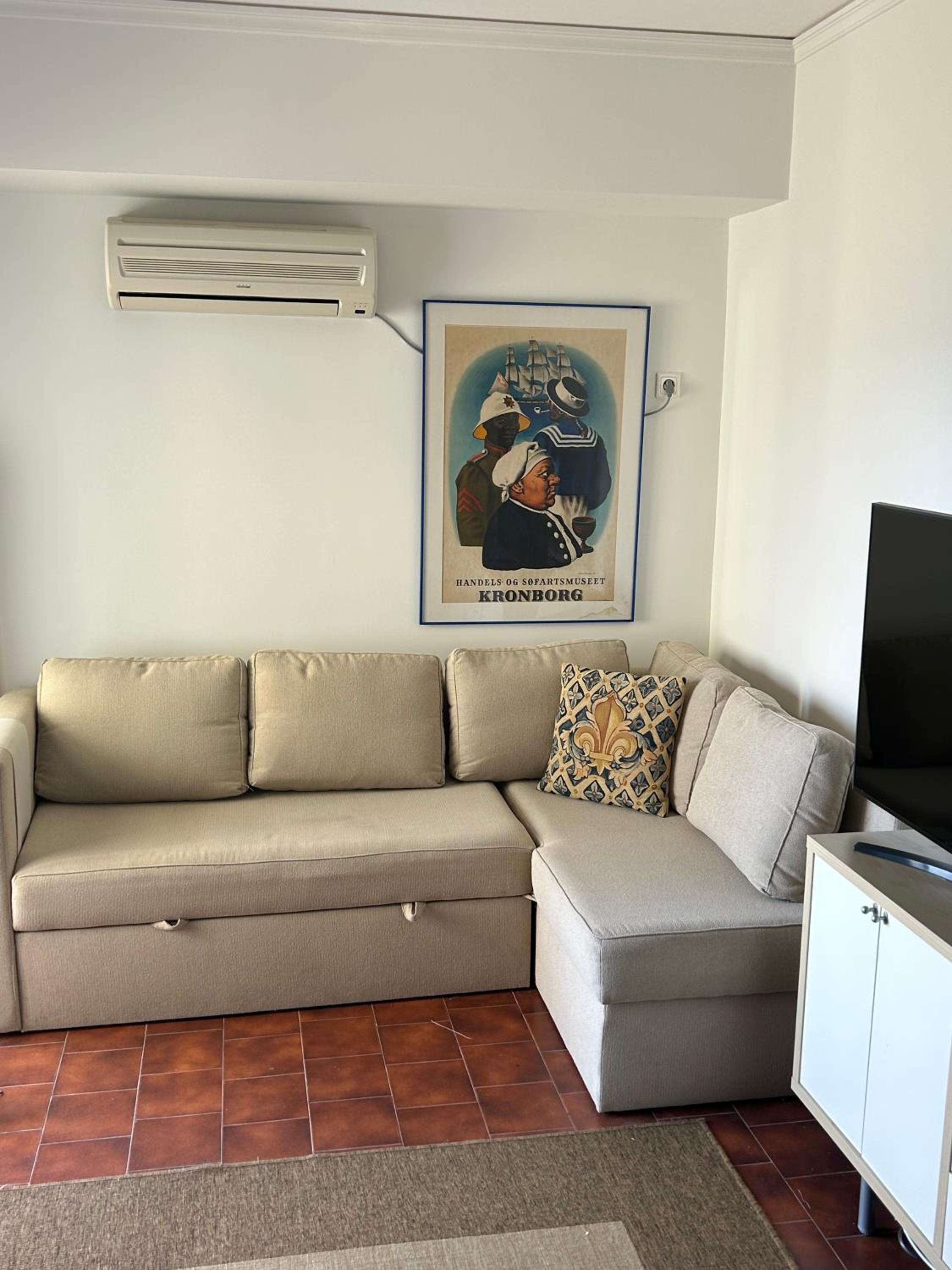 One-Bedroom Apartment photo 1