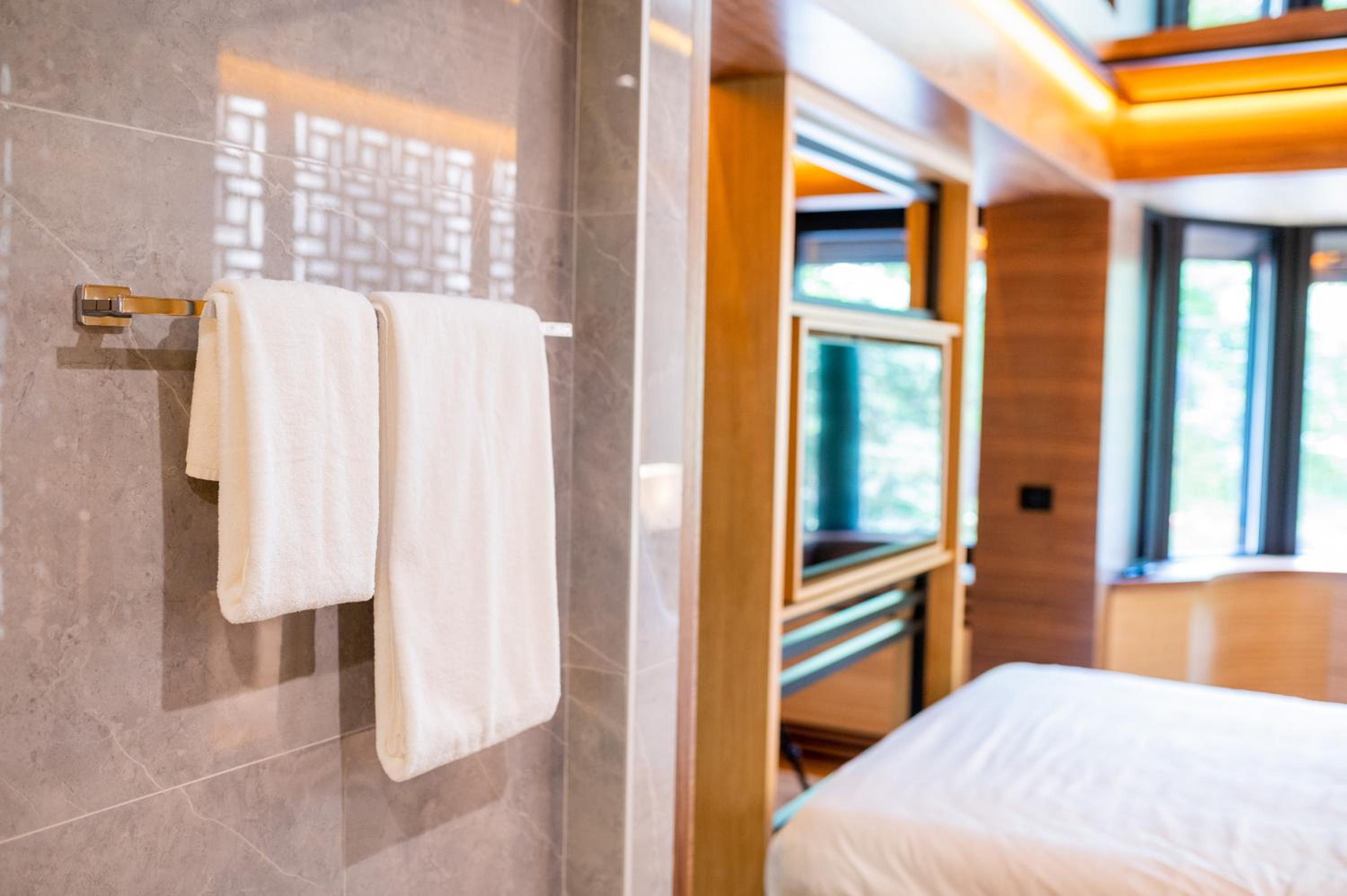 Deluxe Junior Suite with Free Spa Access - Photo 8