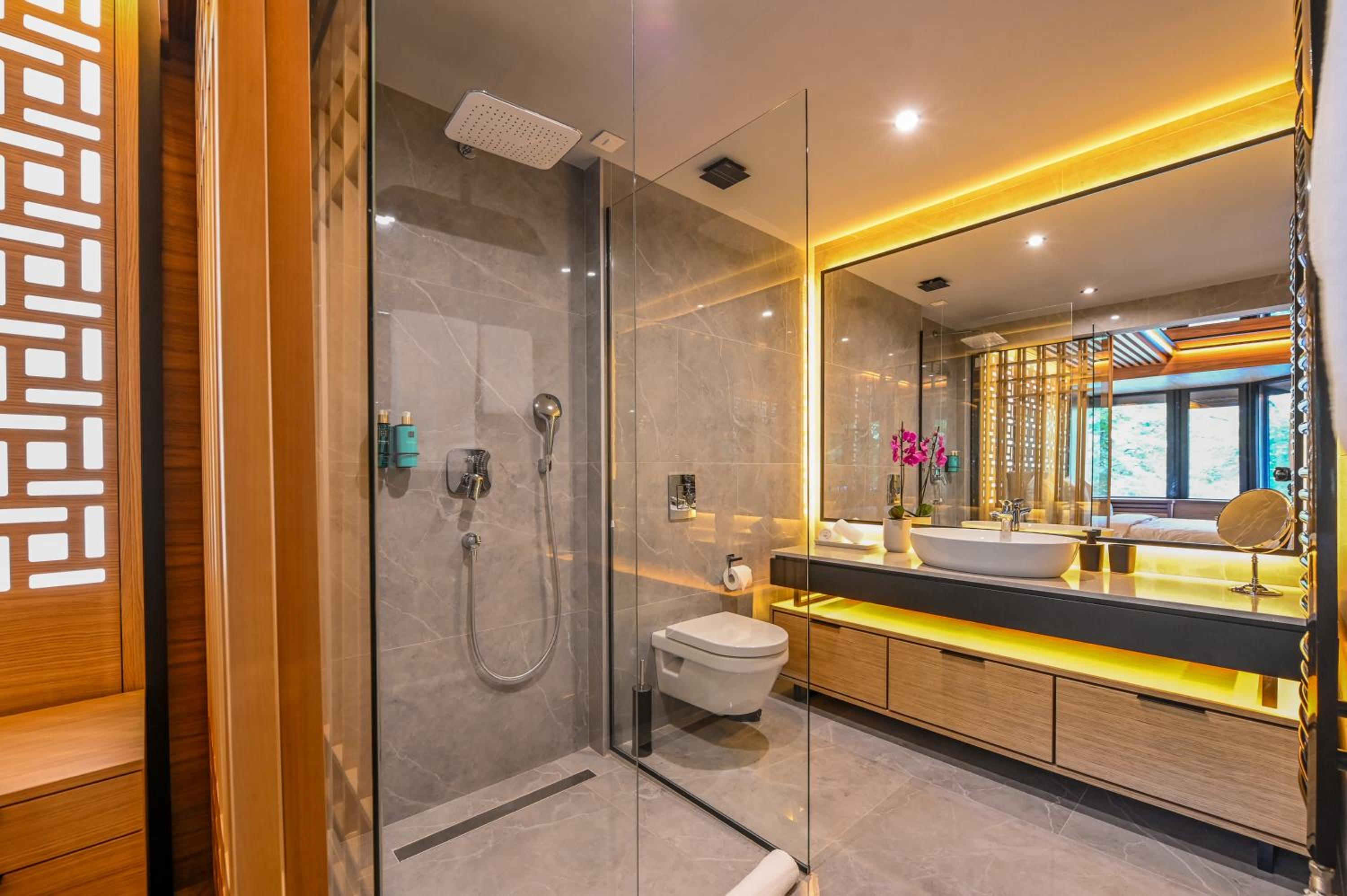 Deluxe Junior Suite with Free Spa Access - Photo 3