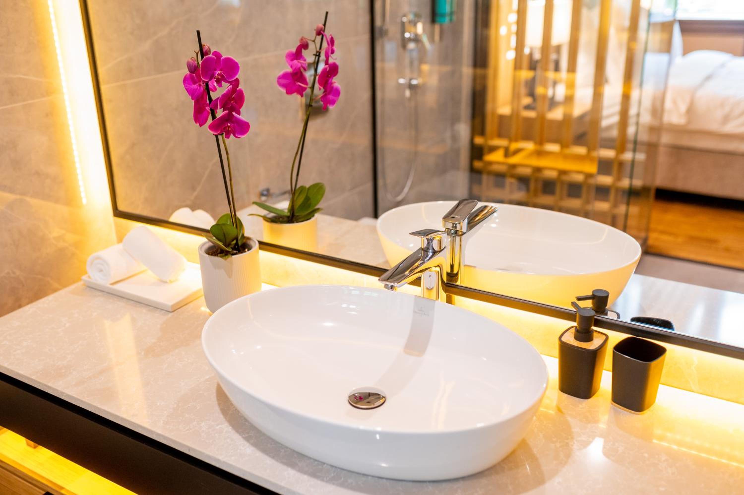 Deluxe Junior Suite with Free Spa Access - Photo 4