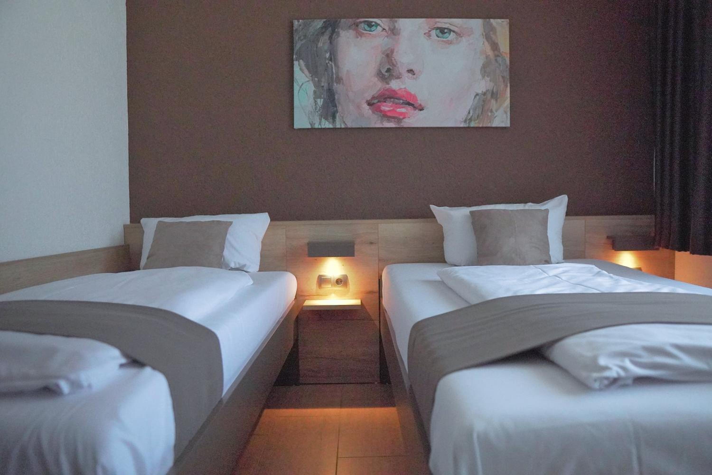 Standard Twin Room with 2 single beds - Photo 1
