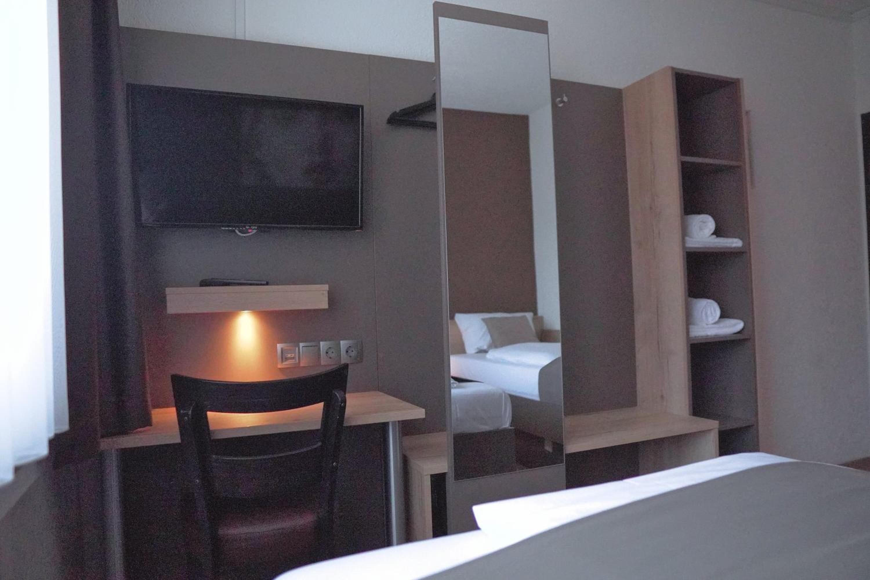 Standard Twin Room with 2 single beds - Photo 2