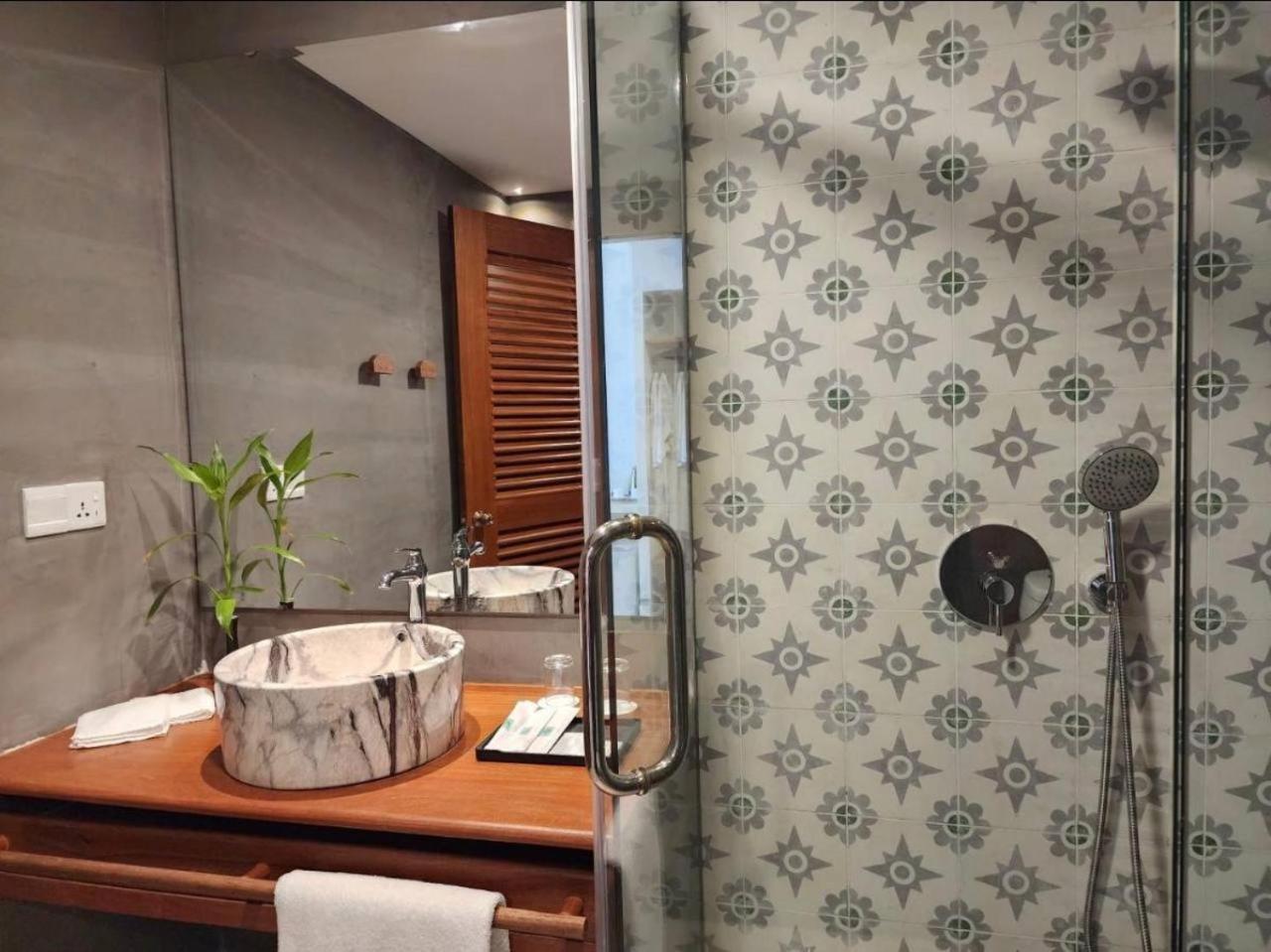 Deluxe Double with Balcony, Pool View - Photo 10