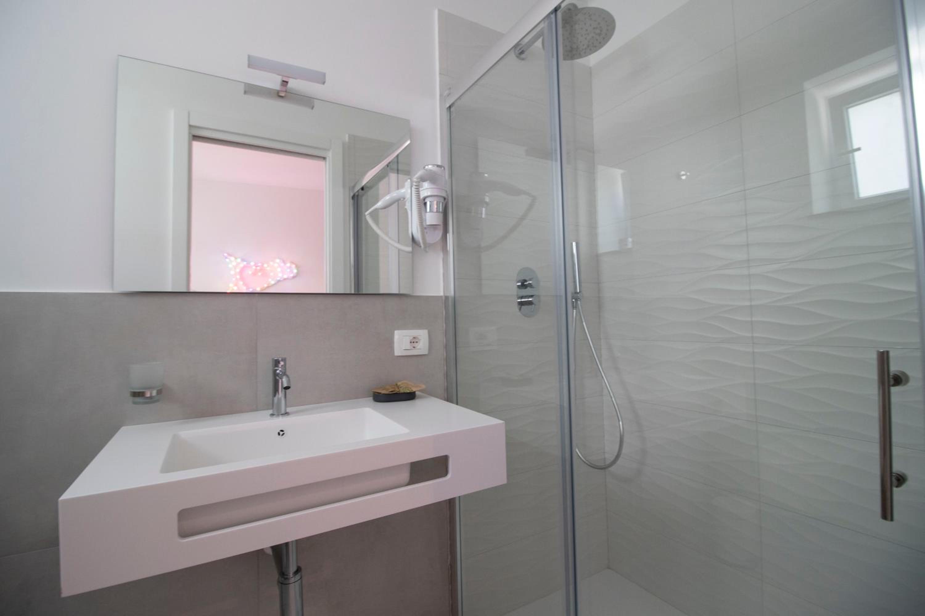 Standard Double Room - Photo 10