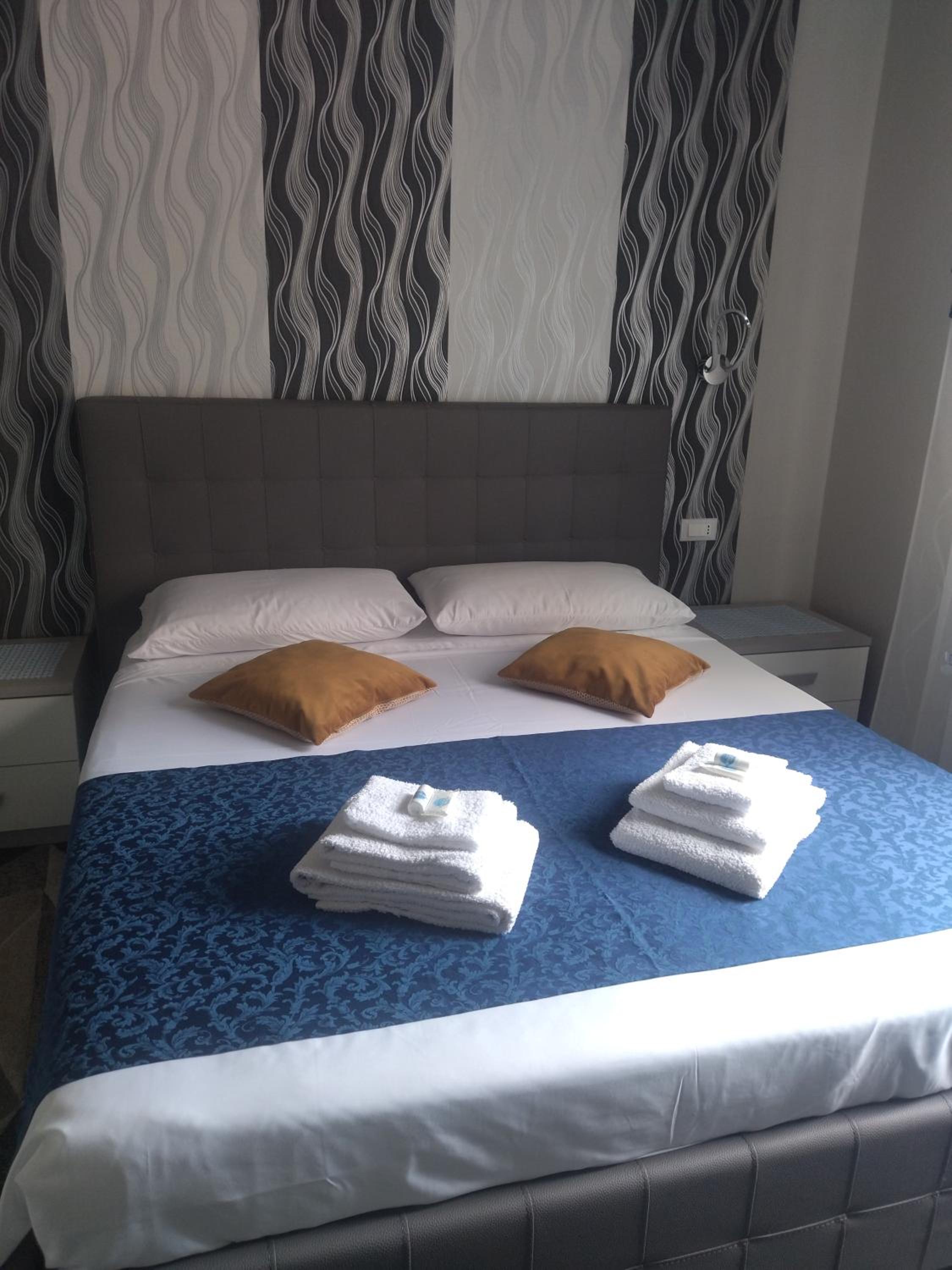 Double Room with Private External Bathroom - Photo 3