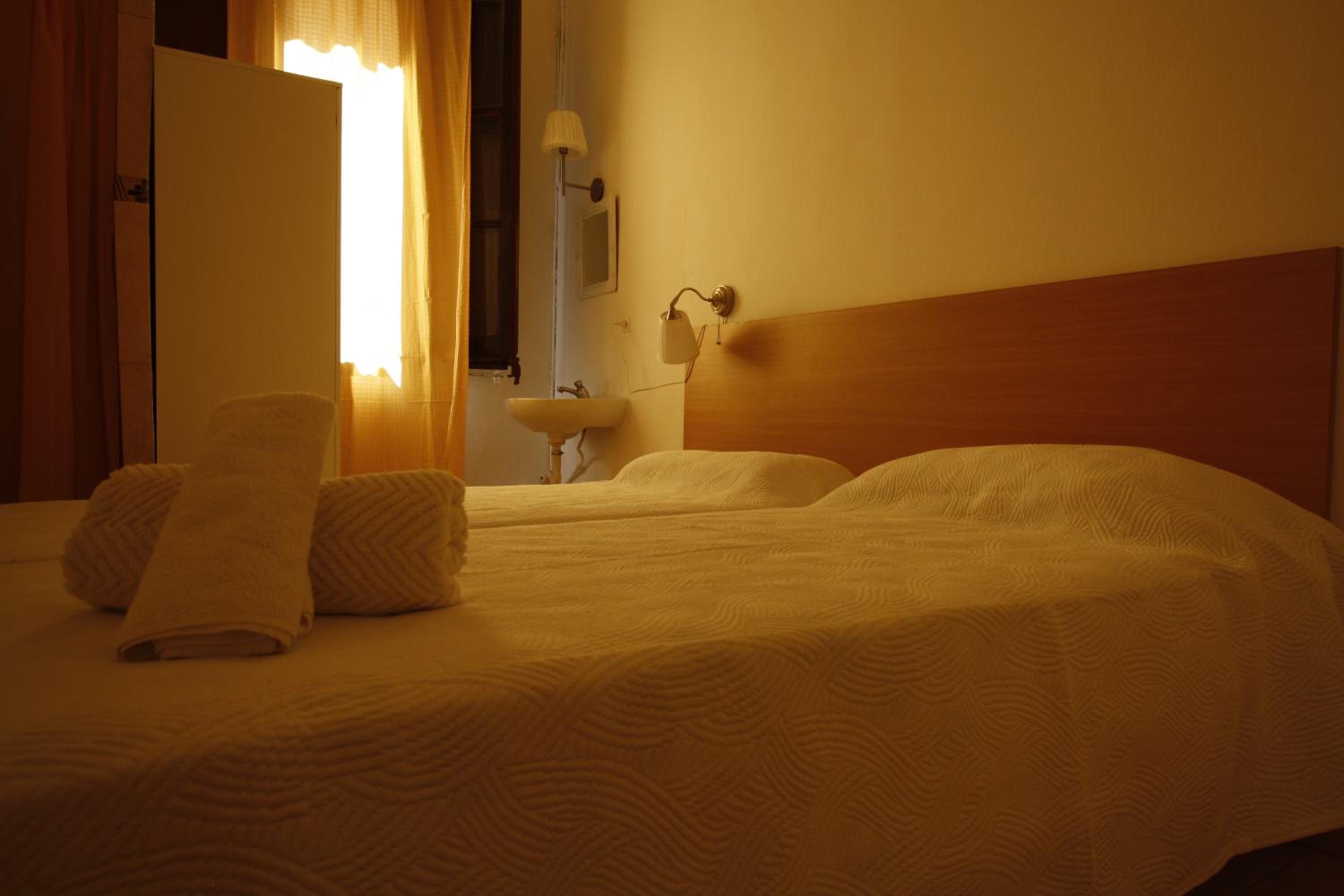 Double Room with Shared Bathroom photo 3