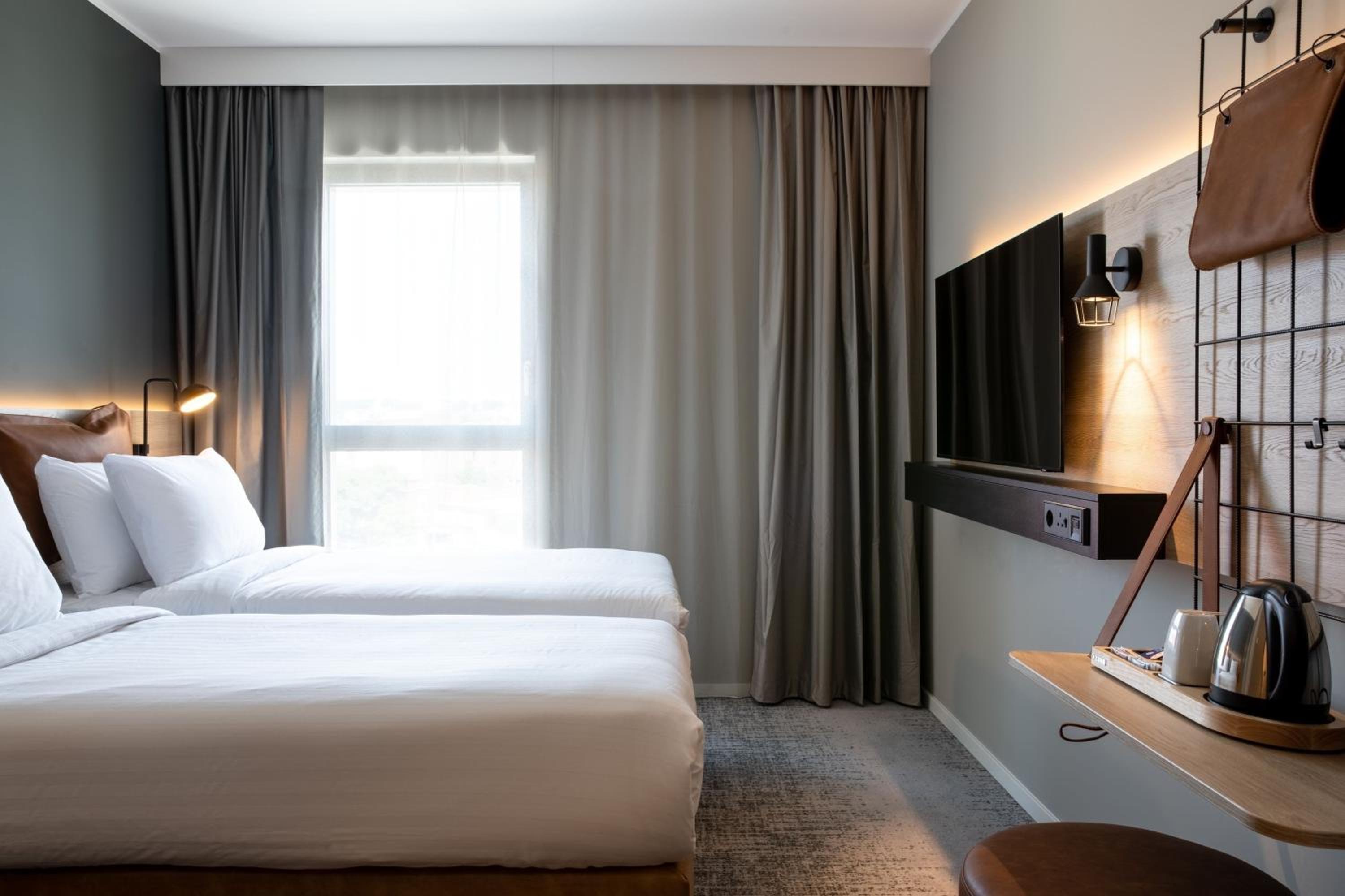 Moxy Twin Room - Photo 7
