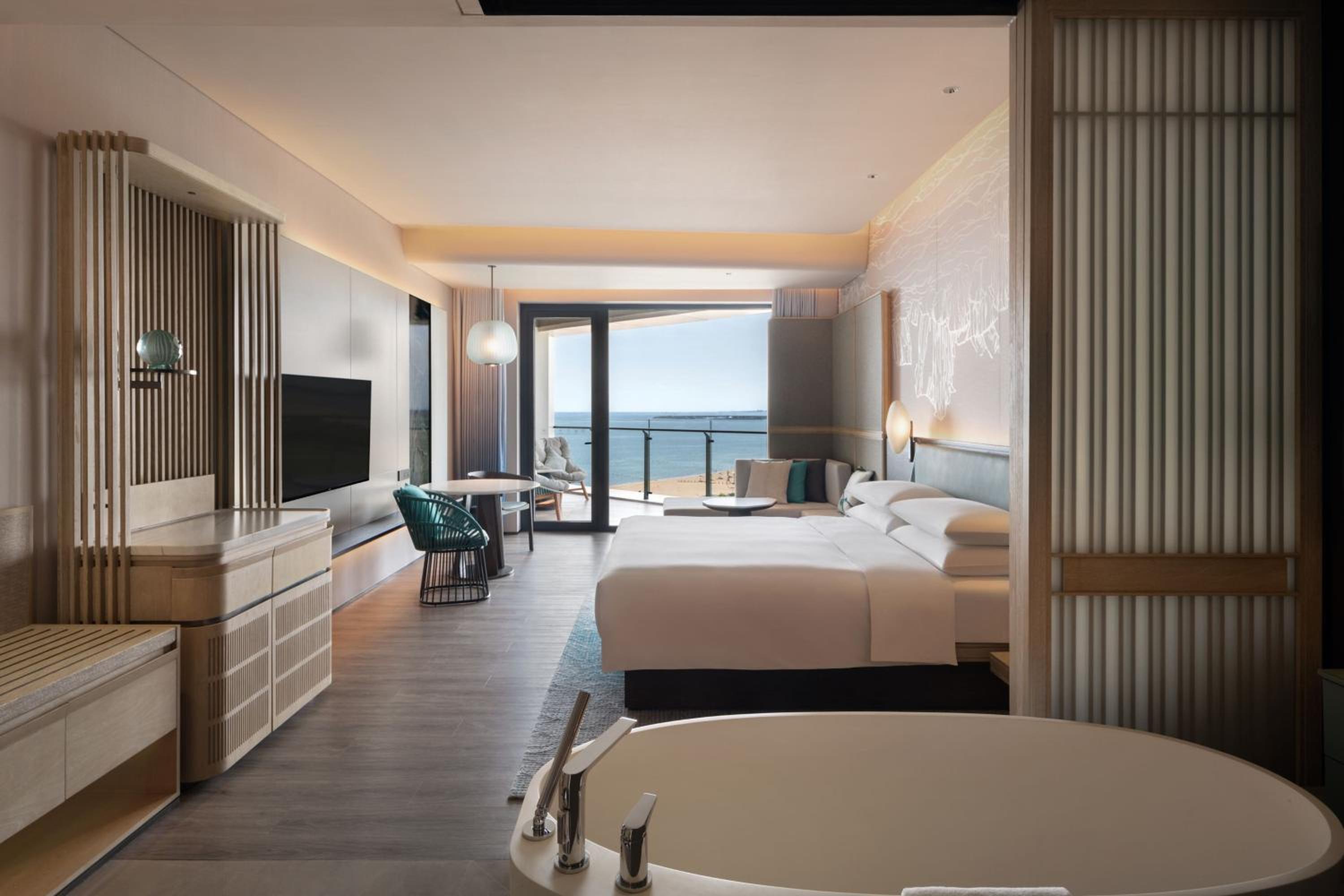 Deluxe King Room with Ocean View - Photo 6
