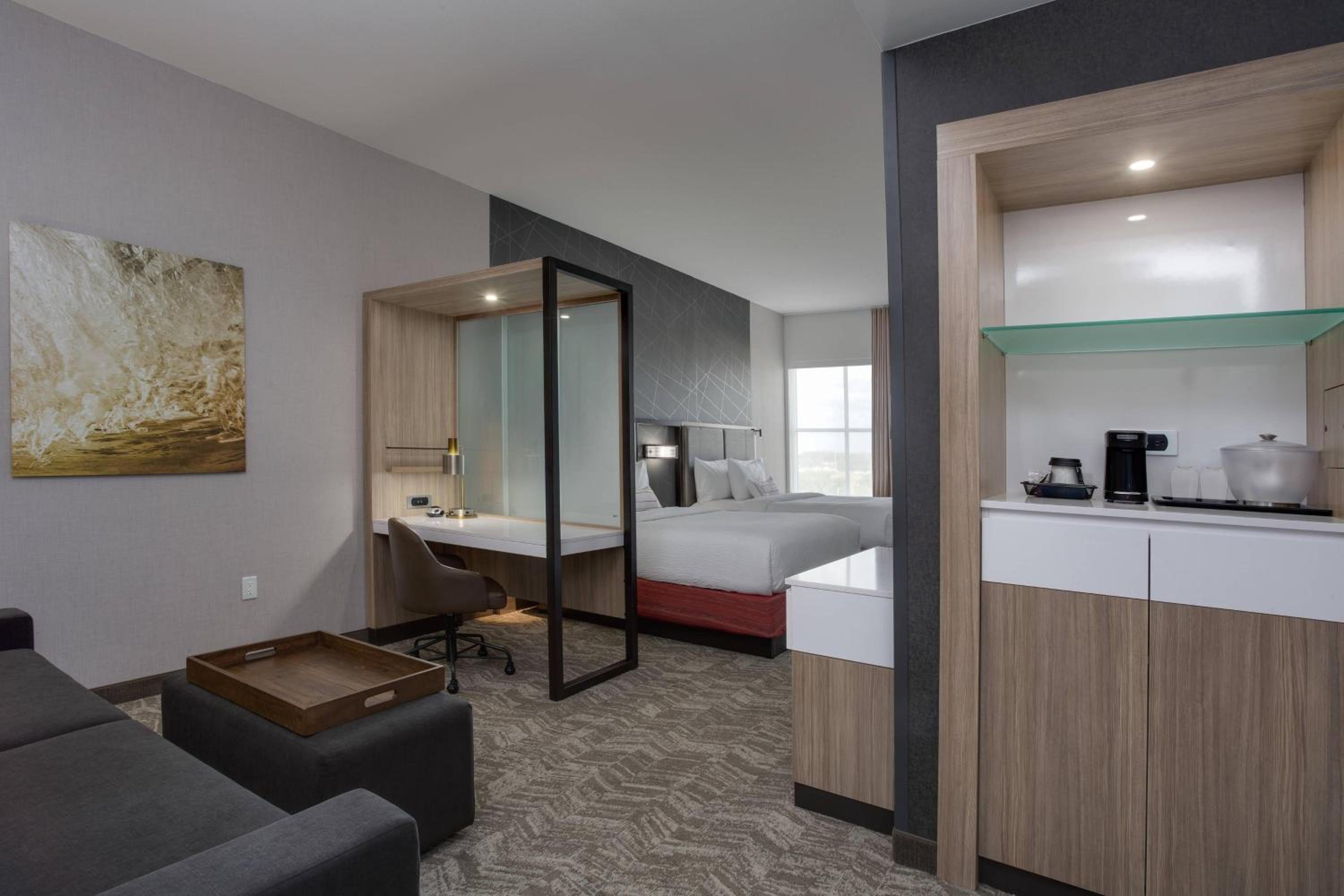 Suite, 2 Queen, Trundle bed - Photo 4