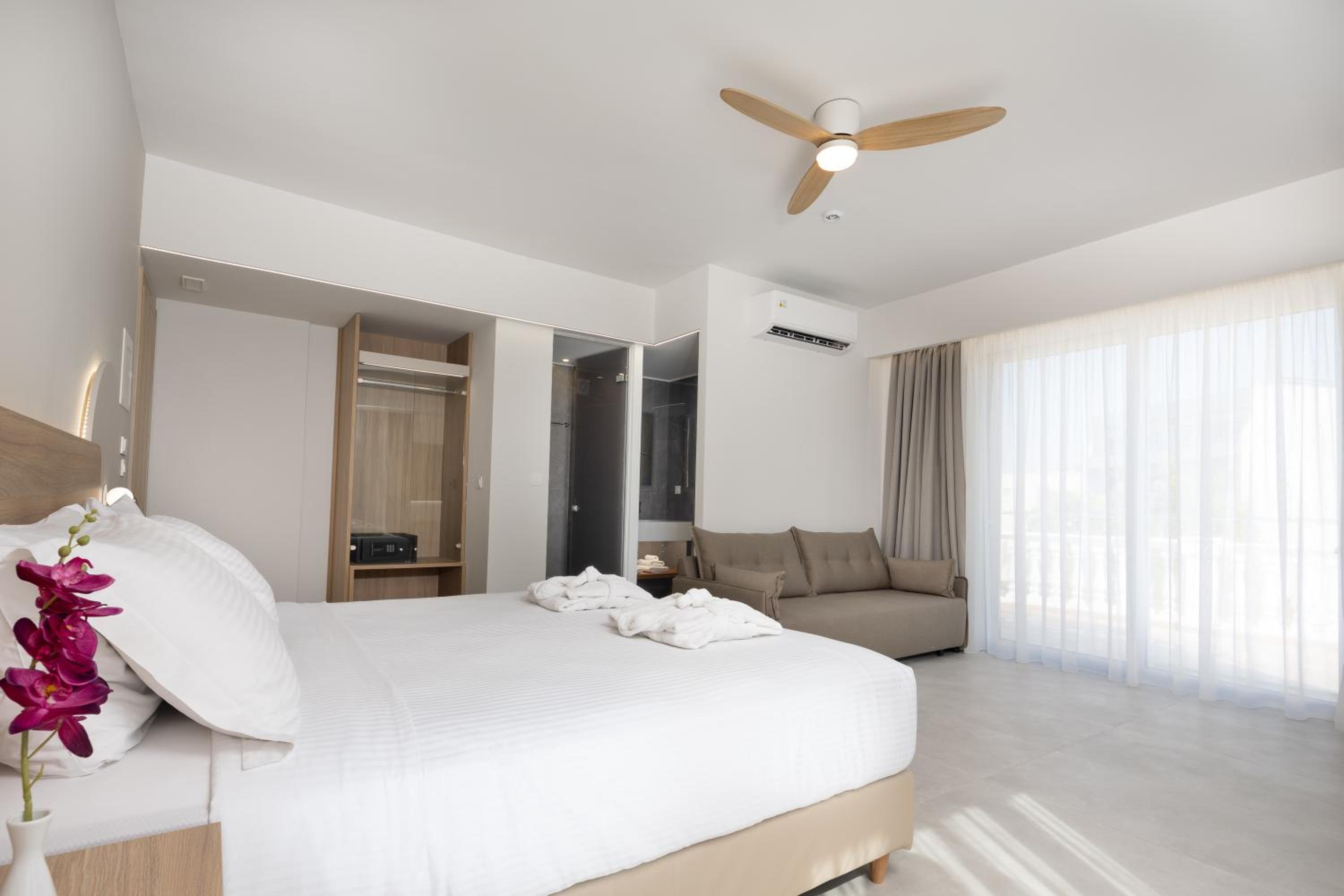 King Suite with Balcony - Photo 2
