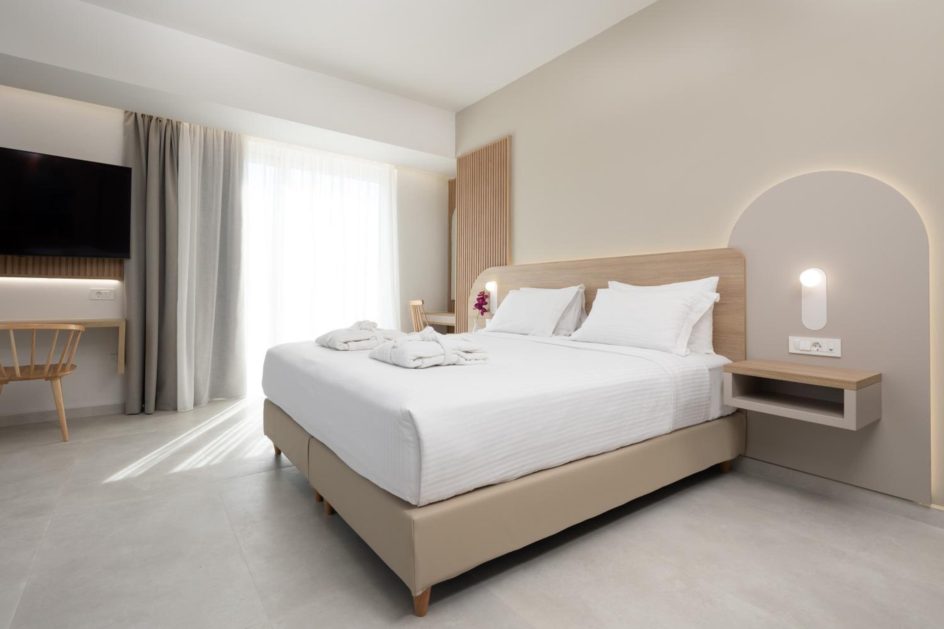 King Suite with Balcony - Photo 6