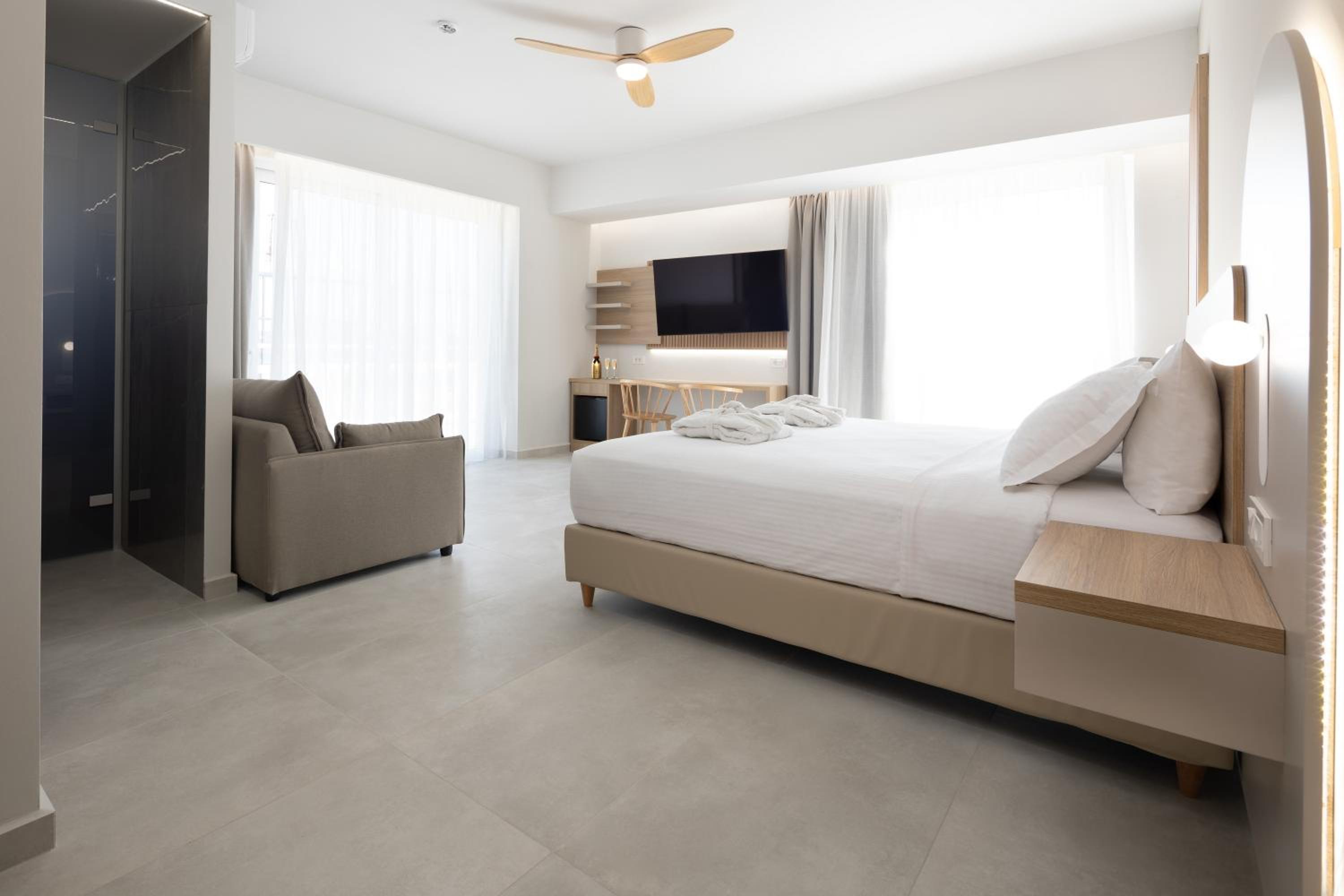King Suite with Balcony - Photo 5