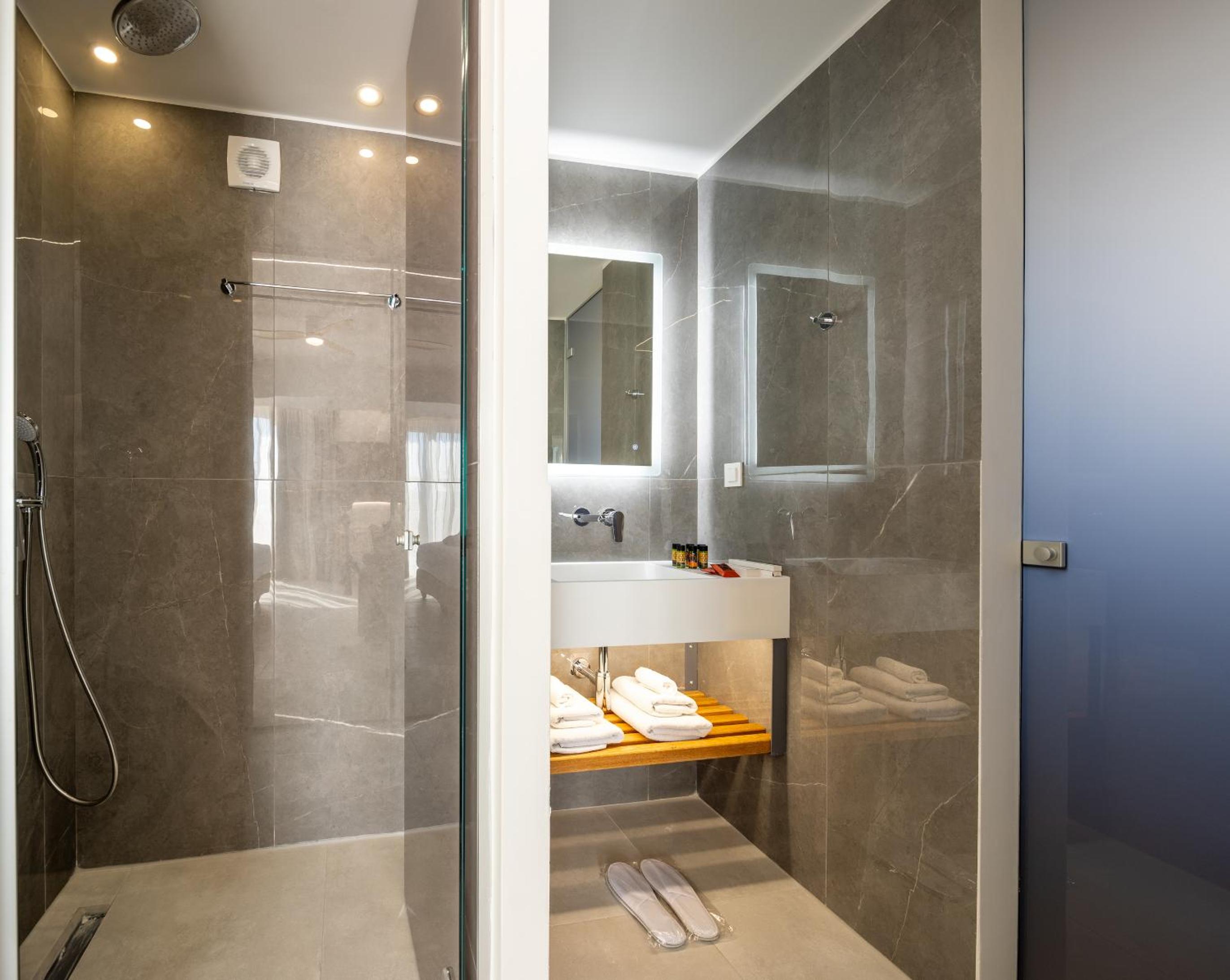 King Suite with Balcony - Photo 4