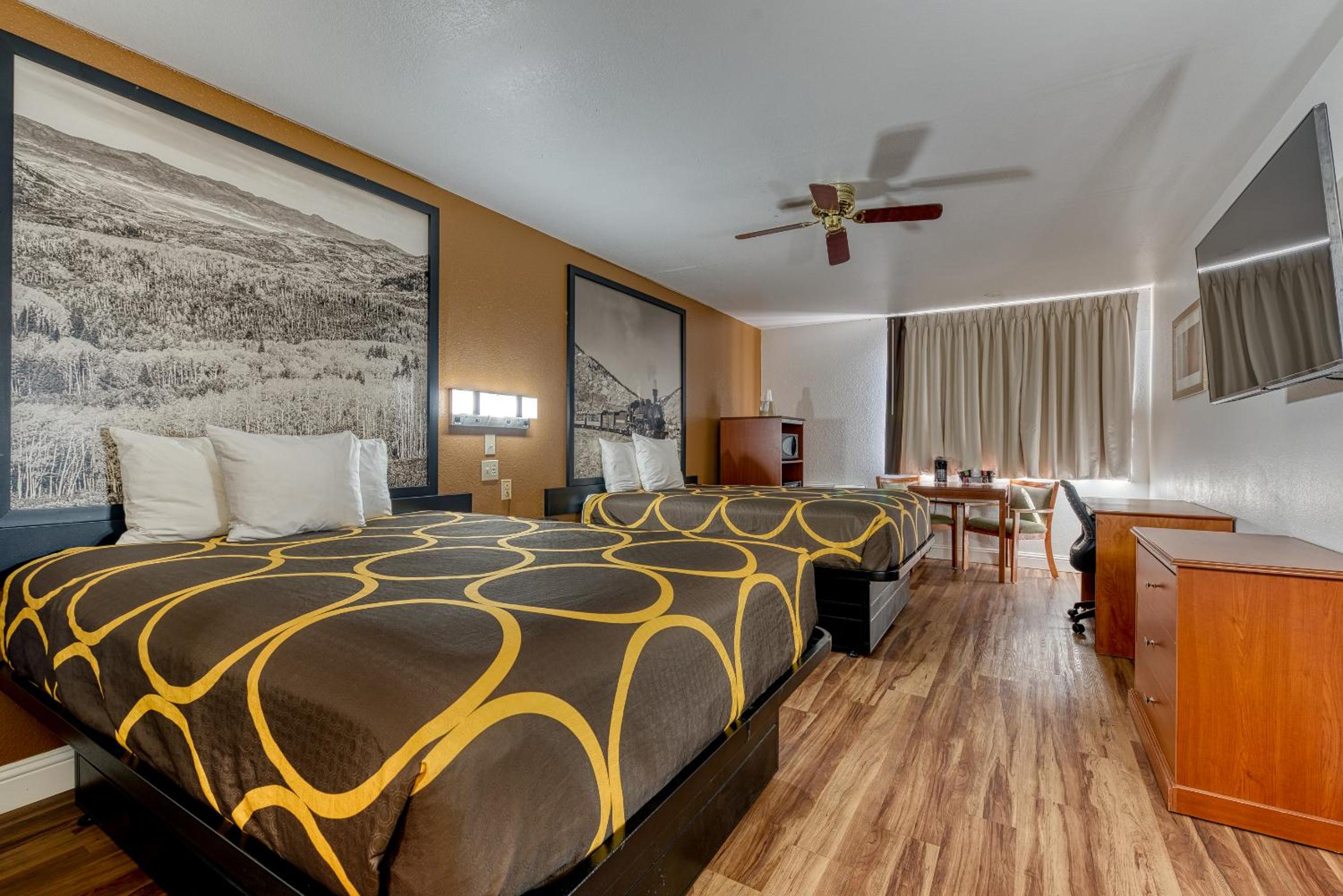 Queen Room with Two Queen Beds - Non-Smoking - Photo 1