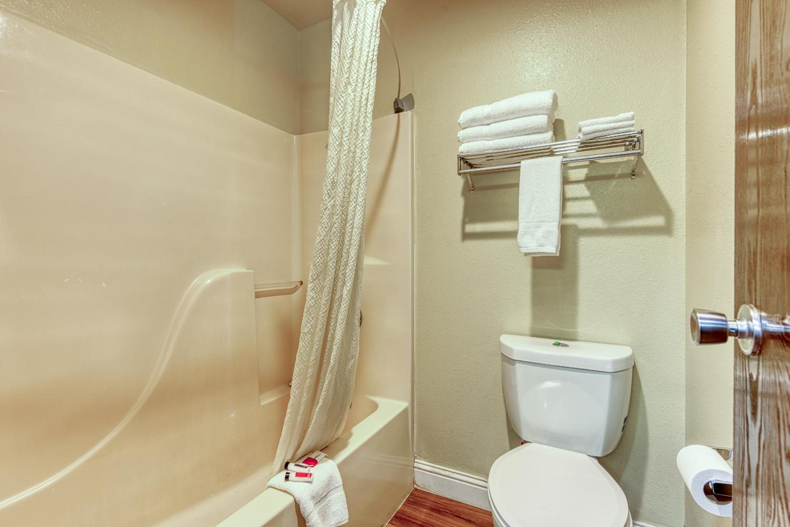 Queen Room with Two Queen Beds - Non-Smoking - Photo 7