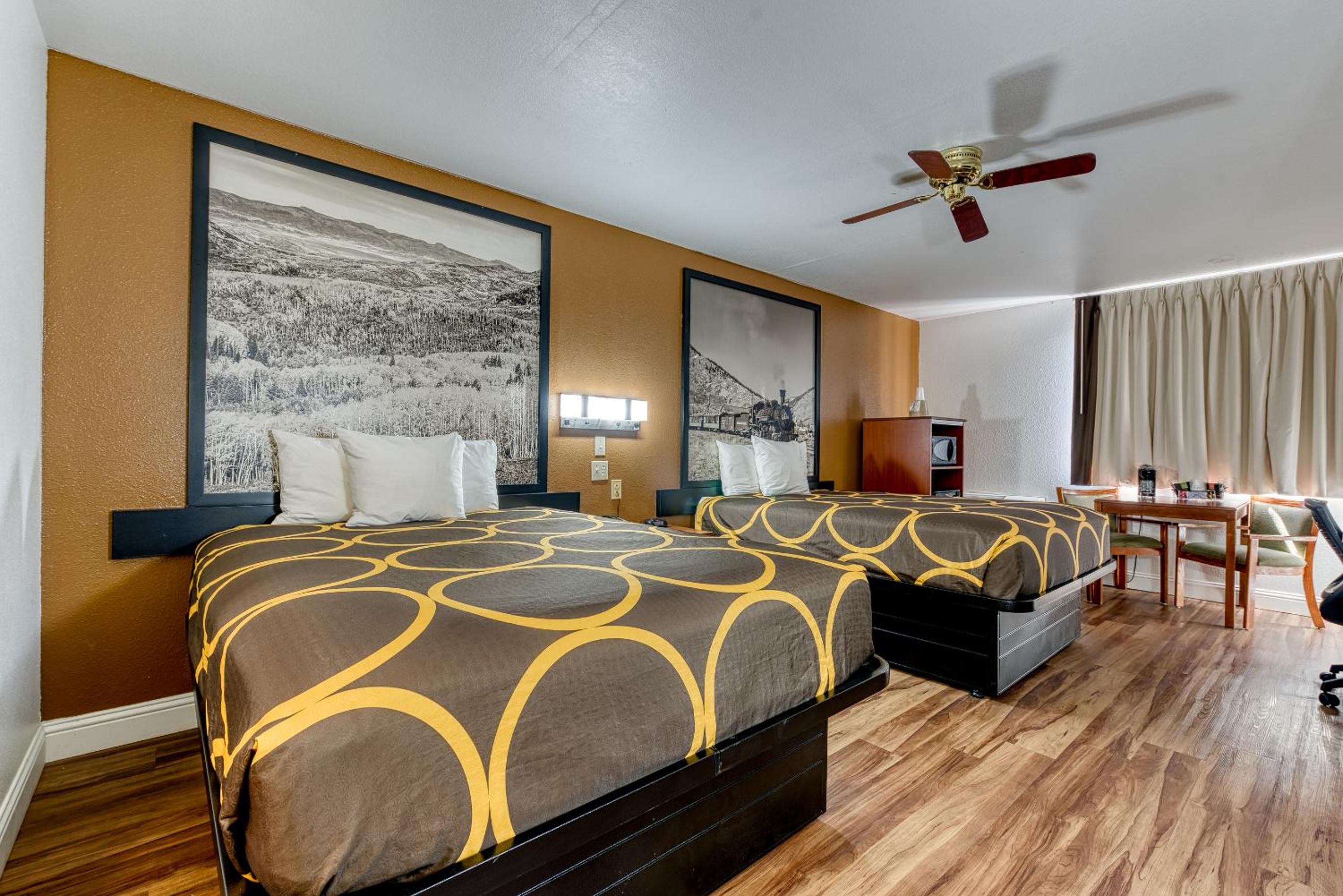 Queen Room with Two Queen Beds - Non-Smoking - Photo 2