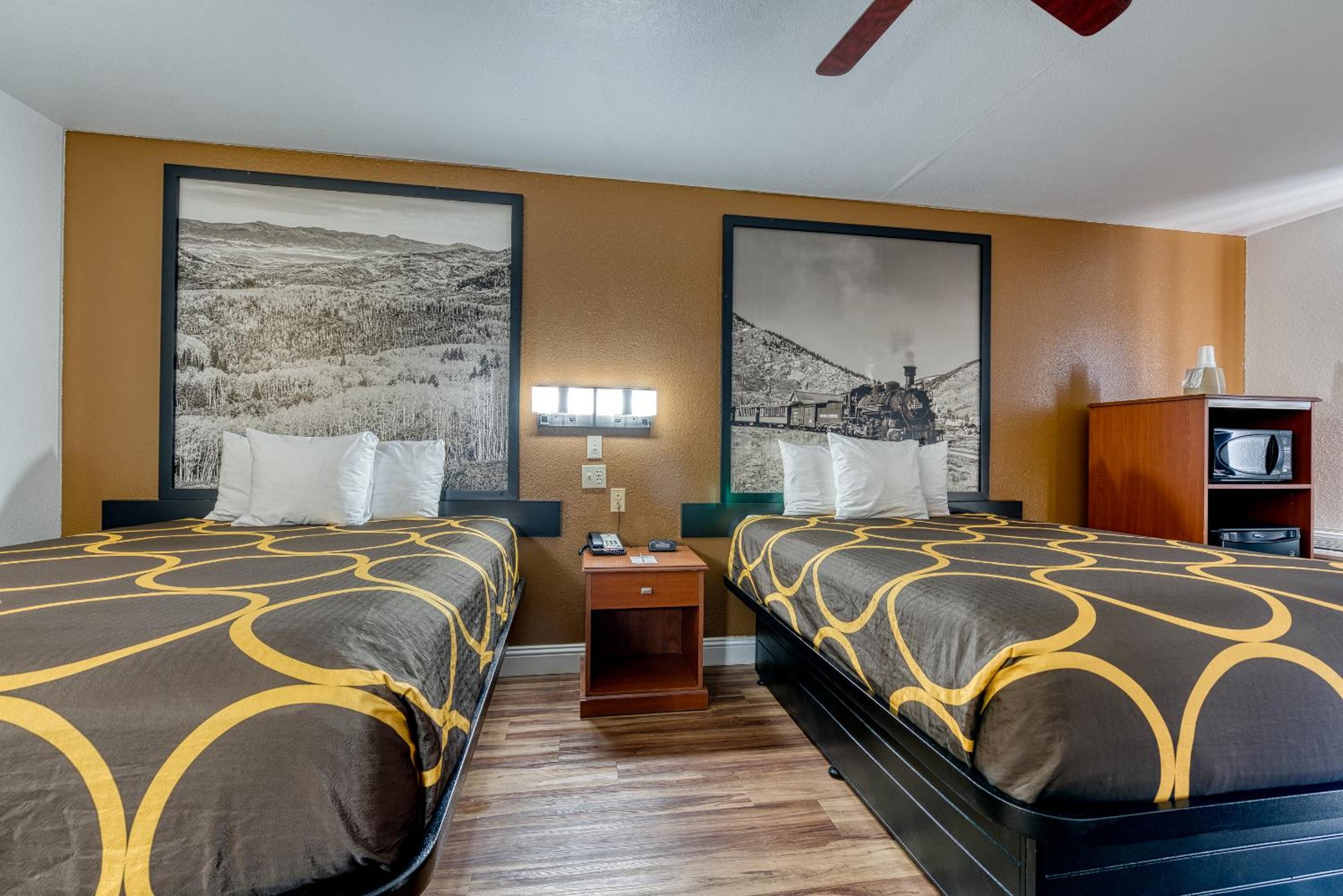 Queen Room with Two Queen Beds - Non-Smoking - Photo 3
