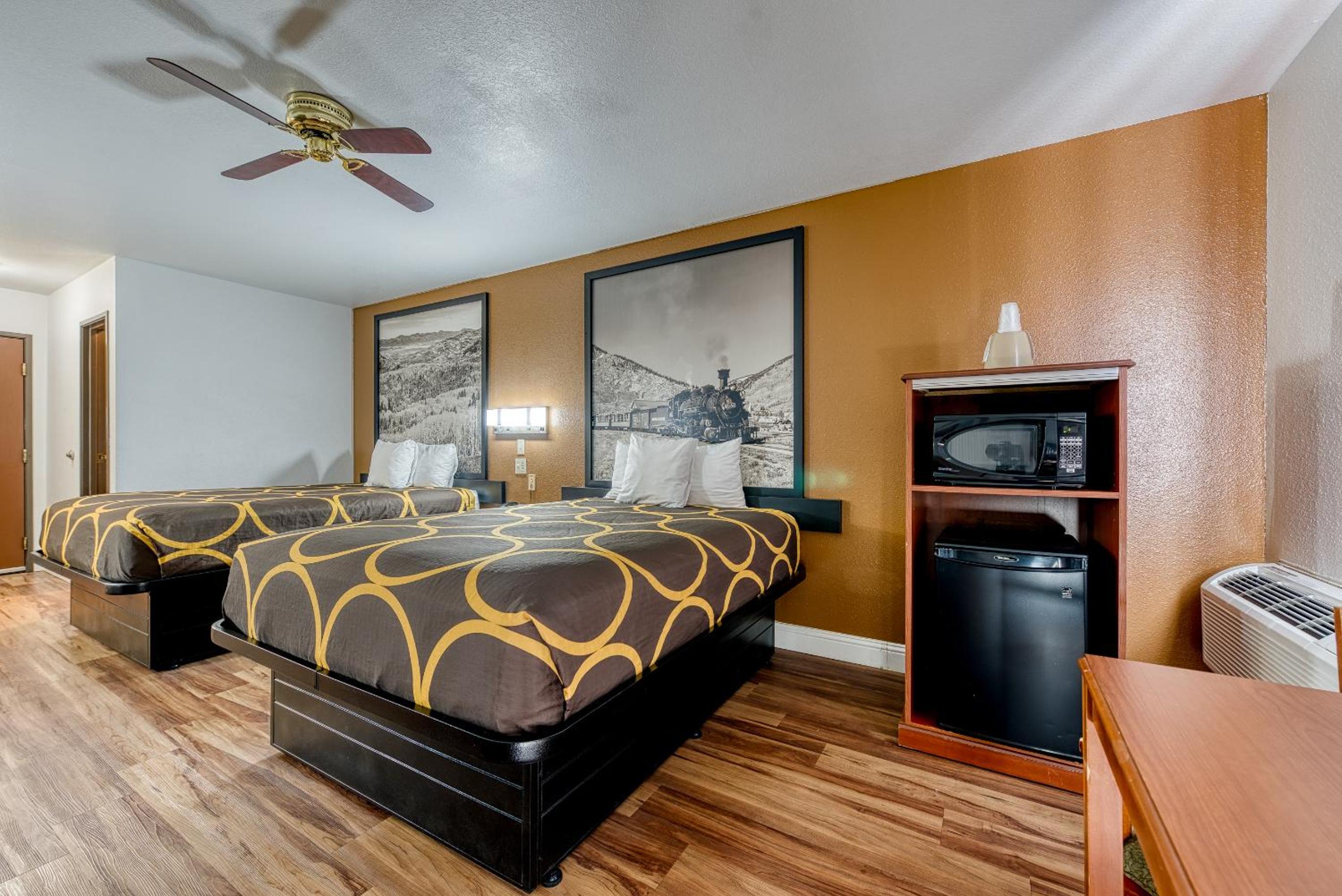 Queen Room with Two Queen Beds - Non-Smoking - Photo 4