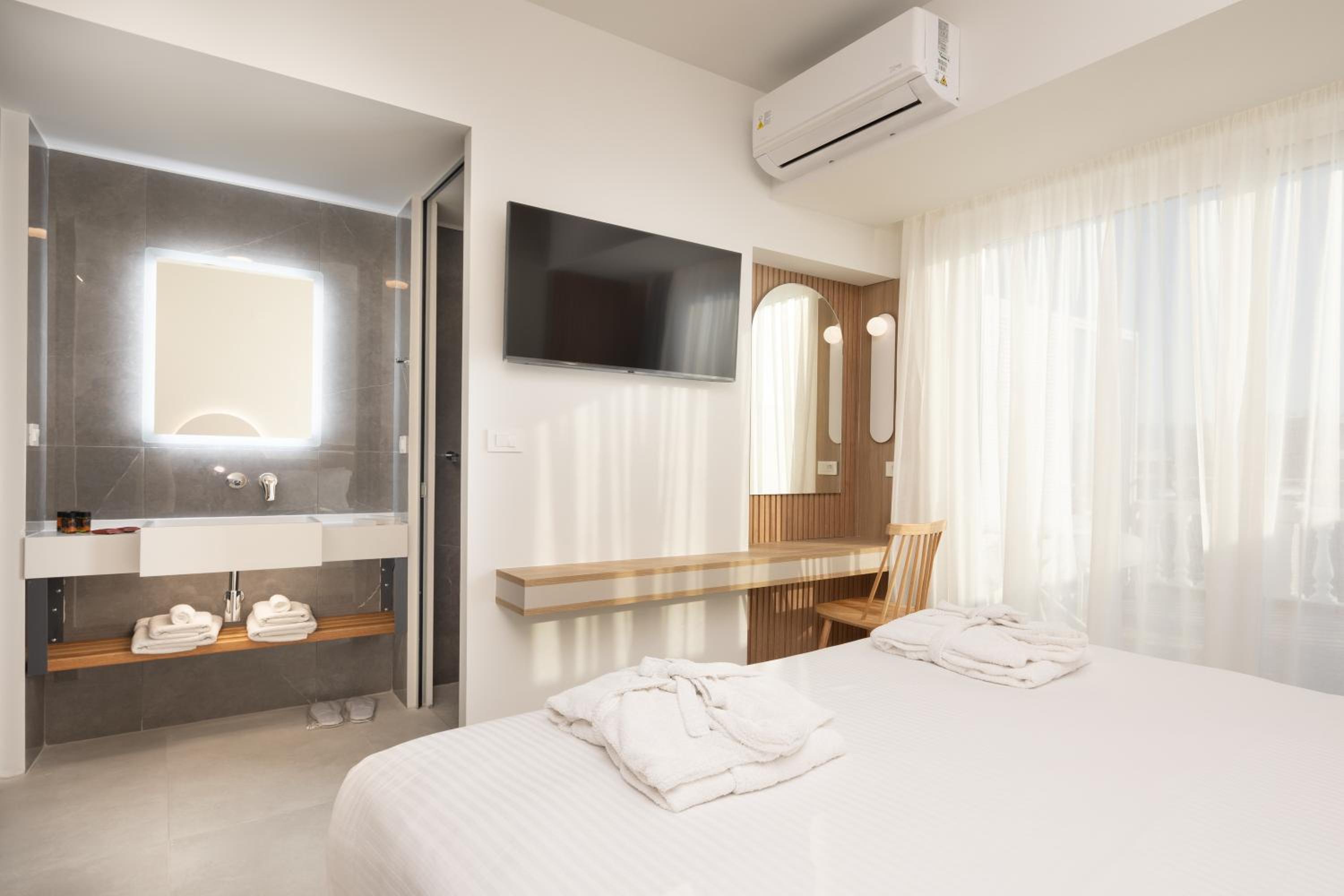 Suite with Balcony thumbnail 5