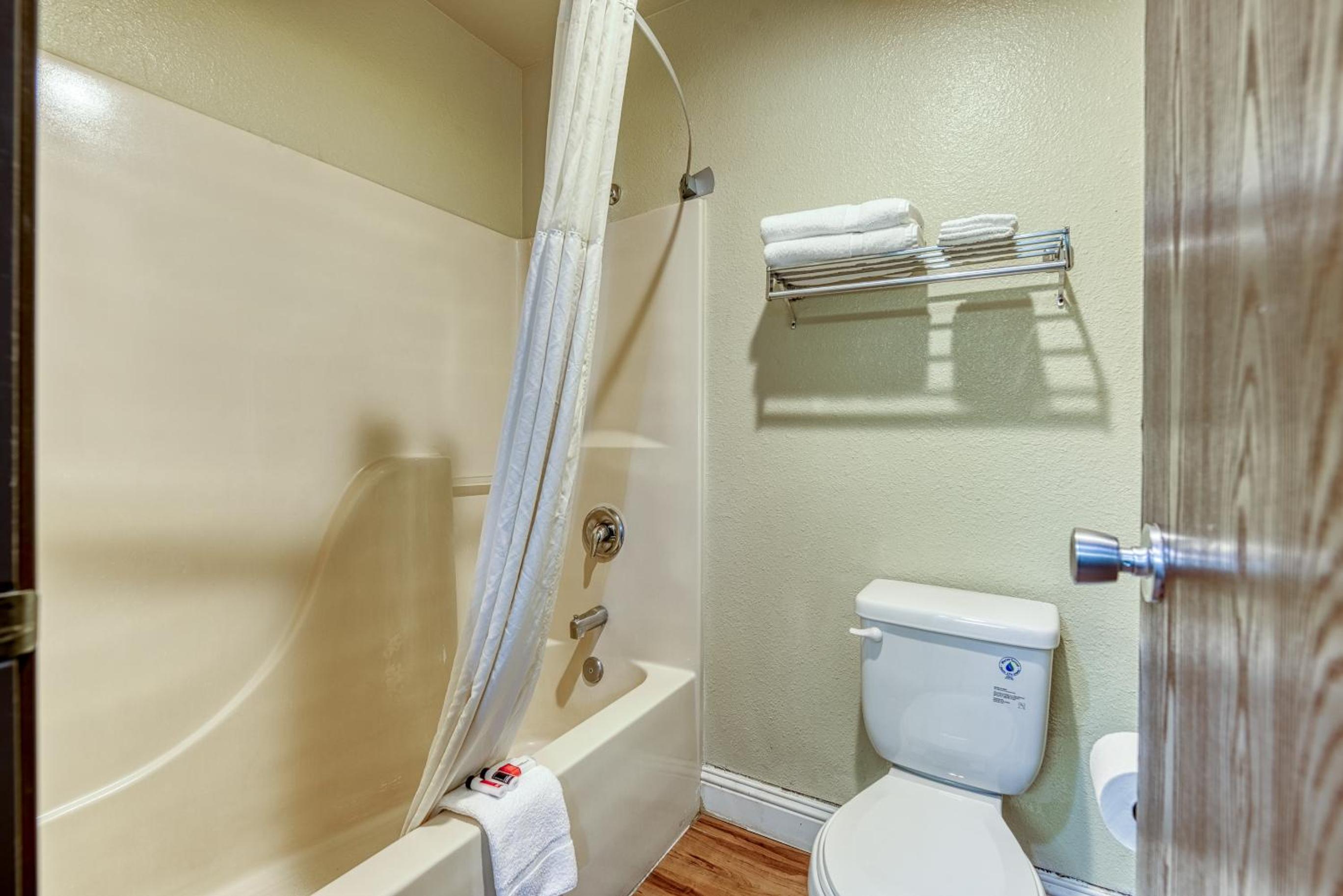King Room - Non-Smoking - Photo 5