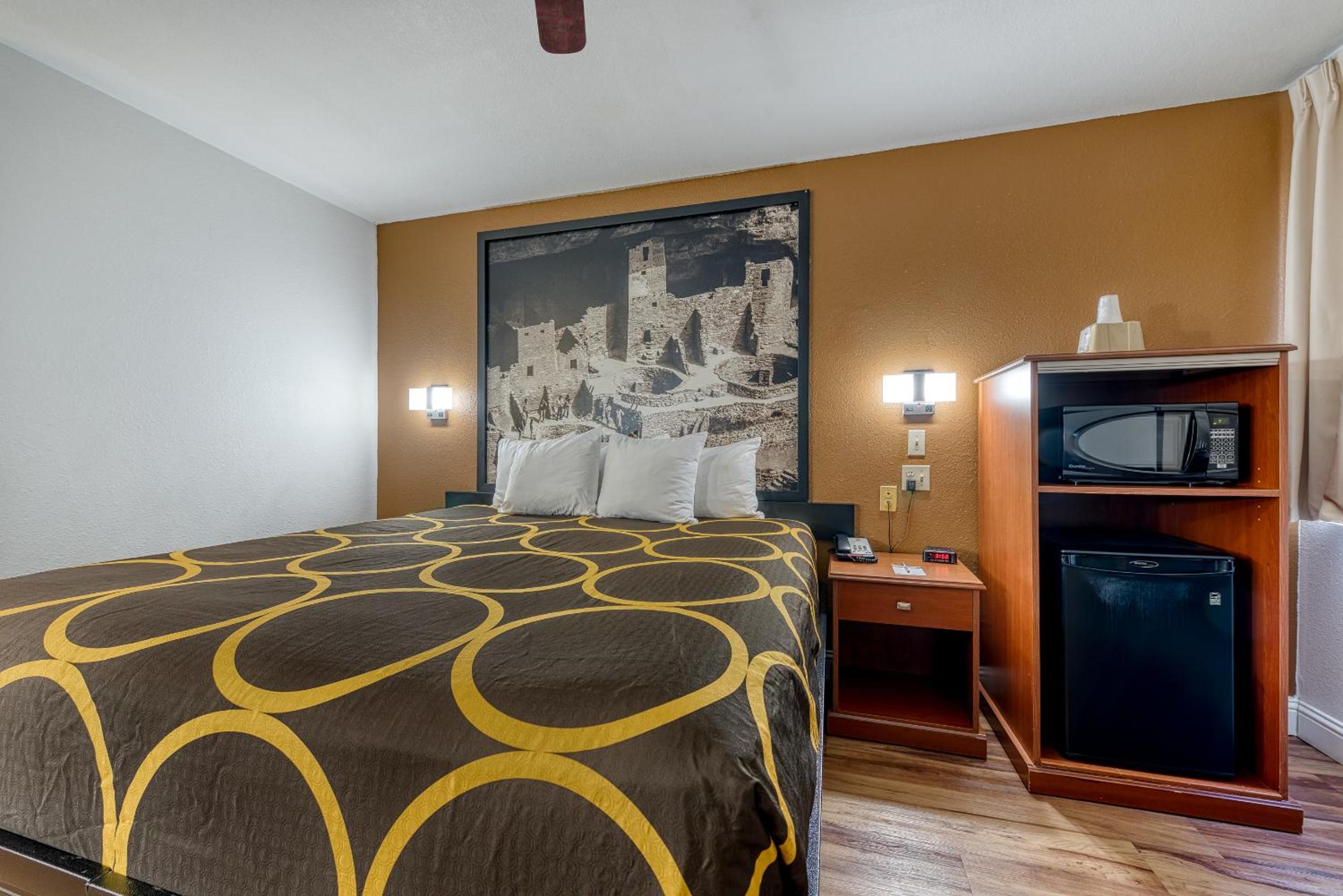King Room - Non-Smoking - Photo 1