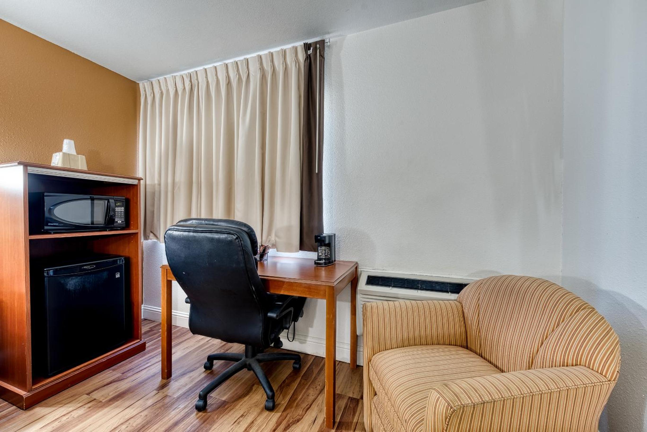 King Room - Non-Smoking - Photo 3