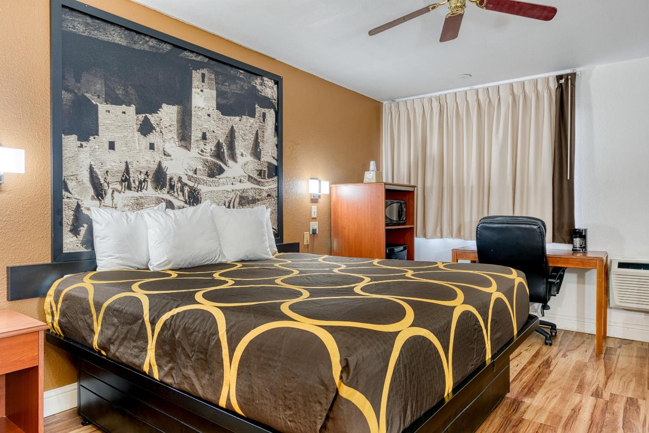 King Room - Non-Smoking - Photo 2
