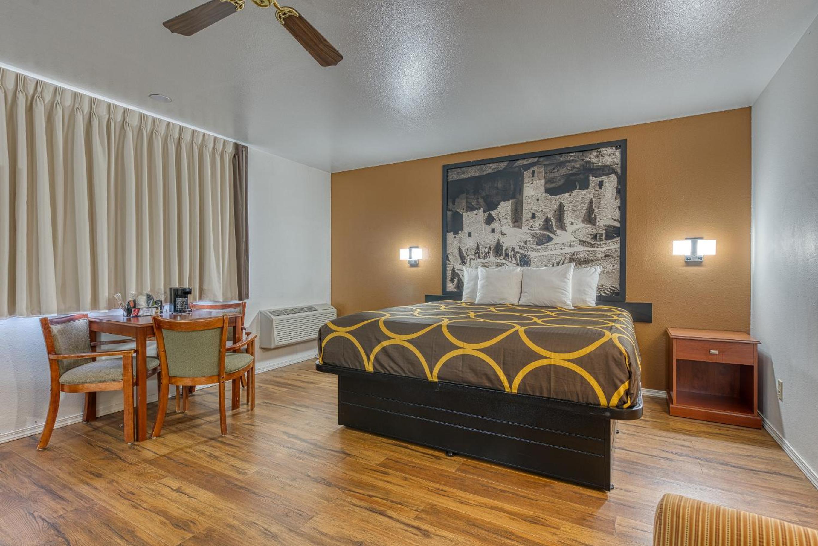 Suite with Two King Beds - Non-Smoking - Photo 4