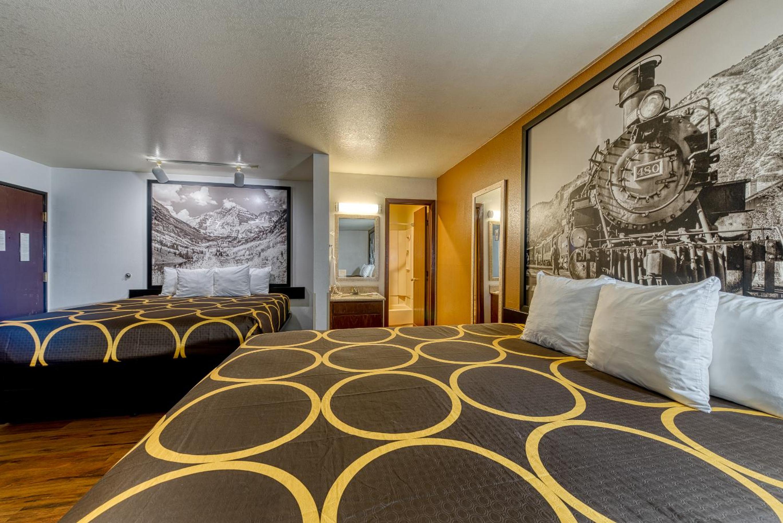 Suite with Three King Beds - Non-Smoking - Photo 4