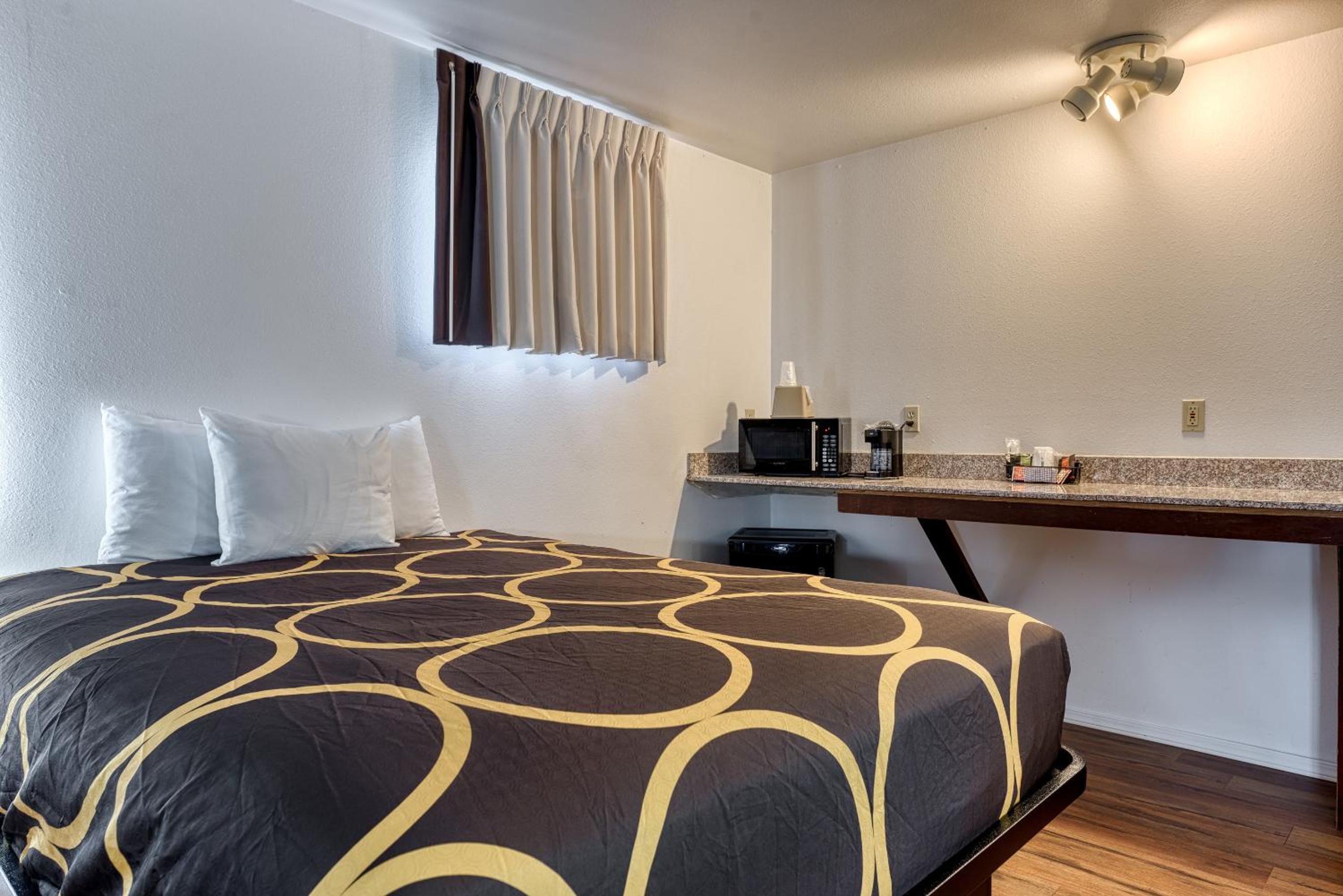 Suite with Three Queen Beds - Non-Smoking - Photo 3